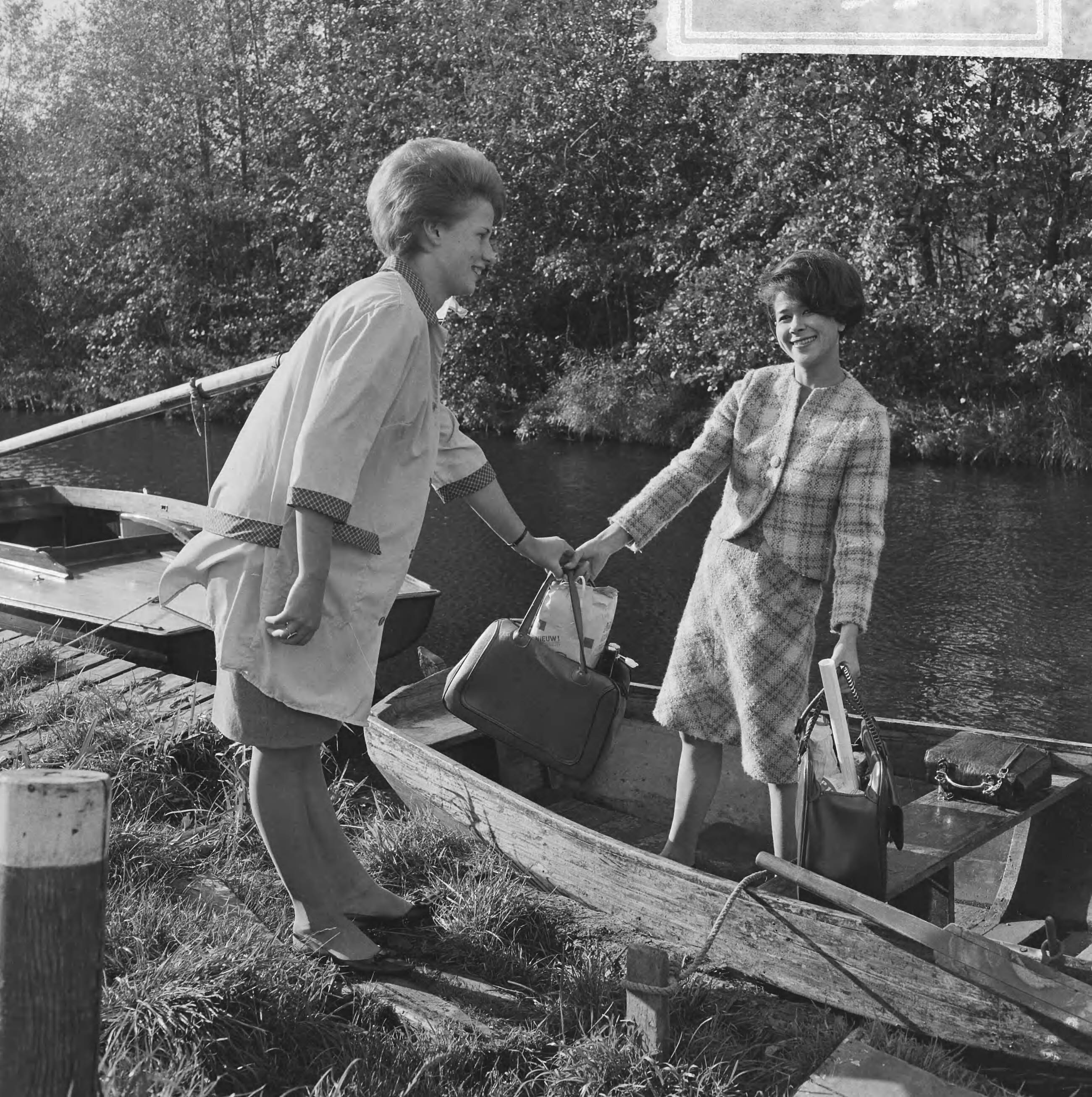 Anneke Grönloh in Vinkeveen — Anneke Grönloh terwijl zij in een roeiboot staat en haar boodschappen krijgt aangereikt door de cassière van een Spar supermarkt (opdracht Veenhoven) — Foto: Kroon, Ron / Anefo. Licentie: Set B: Rechtenvrij / Publiek Domein. Bron: Nationaal Archief. http://hdl.handle.net/10648/aac7a120-d0b4-102d-bcf8-003048976d84