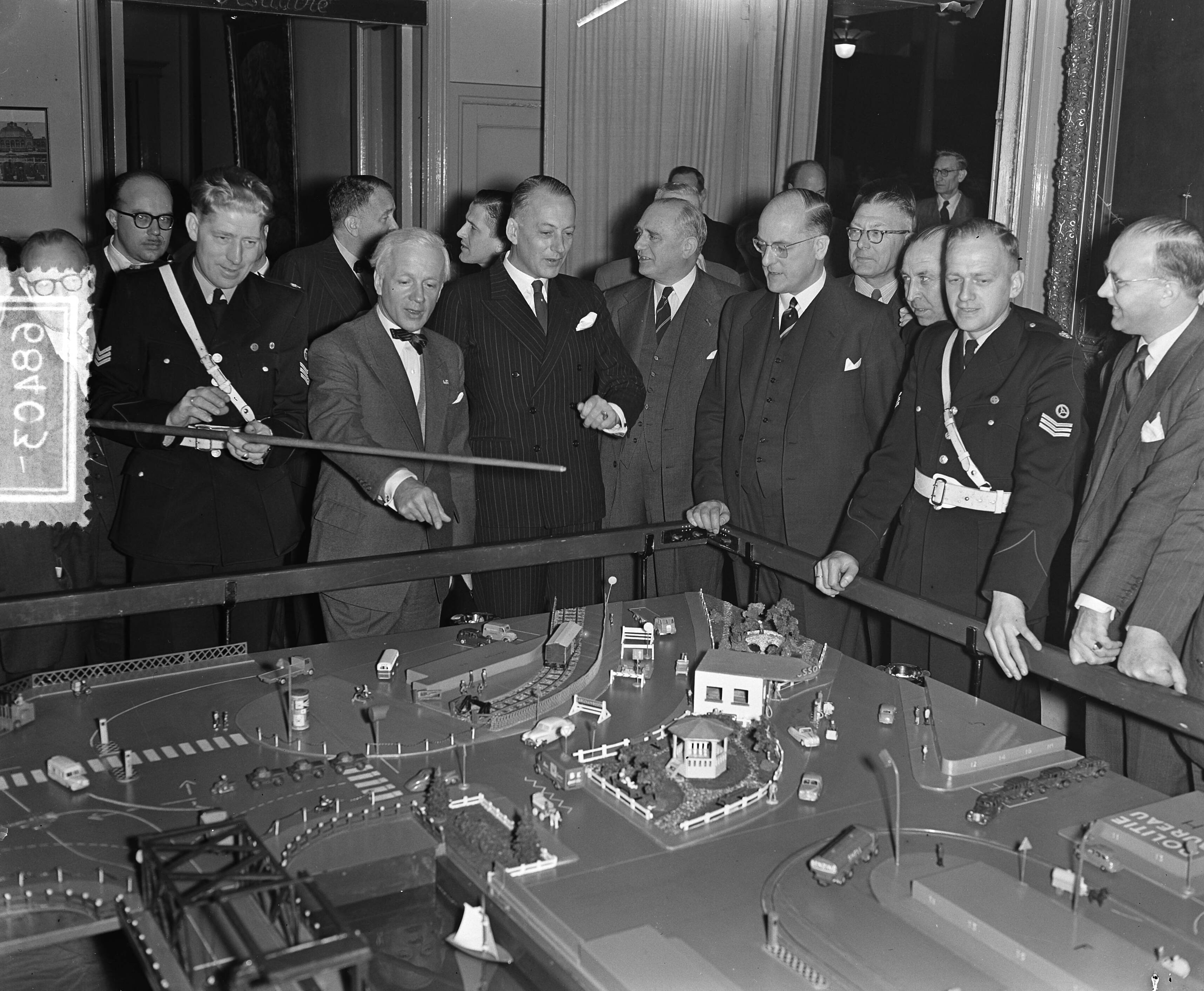 Fotocollectie Anefo — 12e Wegverkeersdag van het KNAC in het Kurhaus te Scheveningen. In de hal was door de verkeerspolitie een maquette geplaatst. Vlnr. burgemeester A.J. d'Ailly van Amsterdam, burgemeester jhr. mr. C.J.A. de Ranitz van Utrecht, mr. B.Ph. baron van Harinxma thoe Slooten (secretaris KNAC) en de burgemeester van Den Haag, mr. F.M.A. Schokking — Foto: Pot, Harry / Anefo. Licentie: Set B: Rechtenvrij / Publiek Domein. Bron: Nationaal Archief. http://hdl.handle.net/10648/a92cd844-d0b4-102d-bcf8-003048976d84