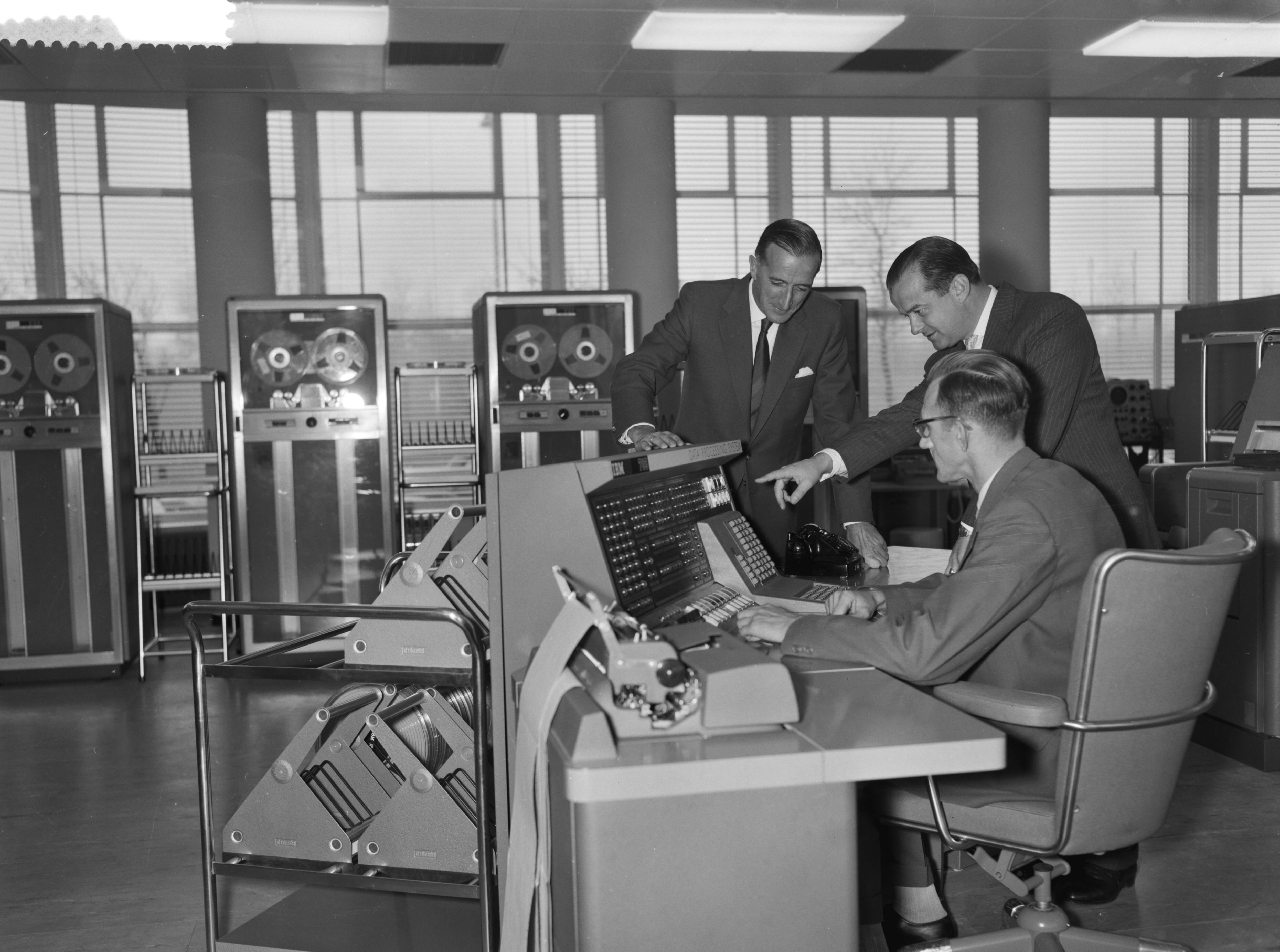 Fotocollectie Anefo — Ingebruikname van elektronisch rekencentrum bij de KLM te Den Haag — Foto: Bilsen, Joop van / Anefo. Licentie: Set B: Rechtenvrij / Publiek Domein. Bron: Nationaal Archief. http://hdl.handle.net/10648/a9a18cd4-d0b4-102d-bcf8-003048976d84