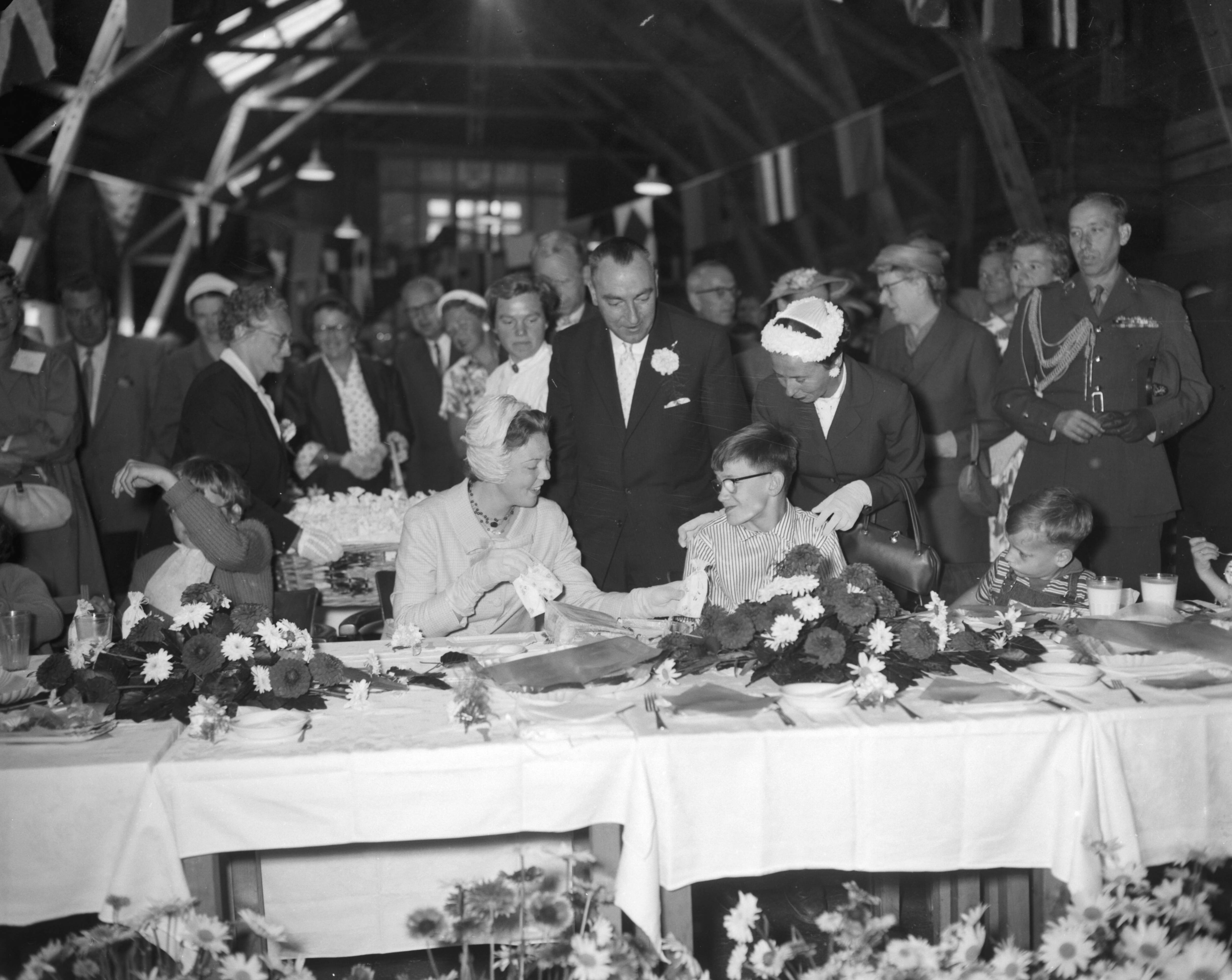 Fotocollectie Anefo — Prinses Beatrix bezoekt 500 poliopatientjes in Scheveningen. De prinses deelt zakjes snoep uit — Foto: Bilsen, Joop van / Anefo. Licentie: Set B: Rechtenvrij / Publiek Domein. Bron: Nationaal Archief. http://hdl.handle.net/10648/a9801ff4-d0b4-102d-bcf8-003048976d84