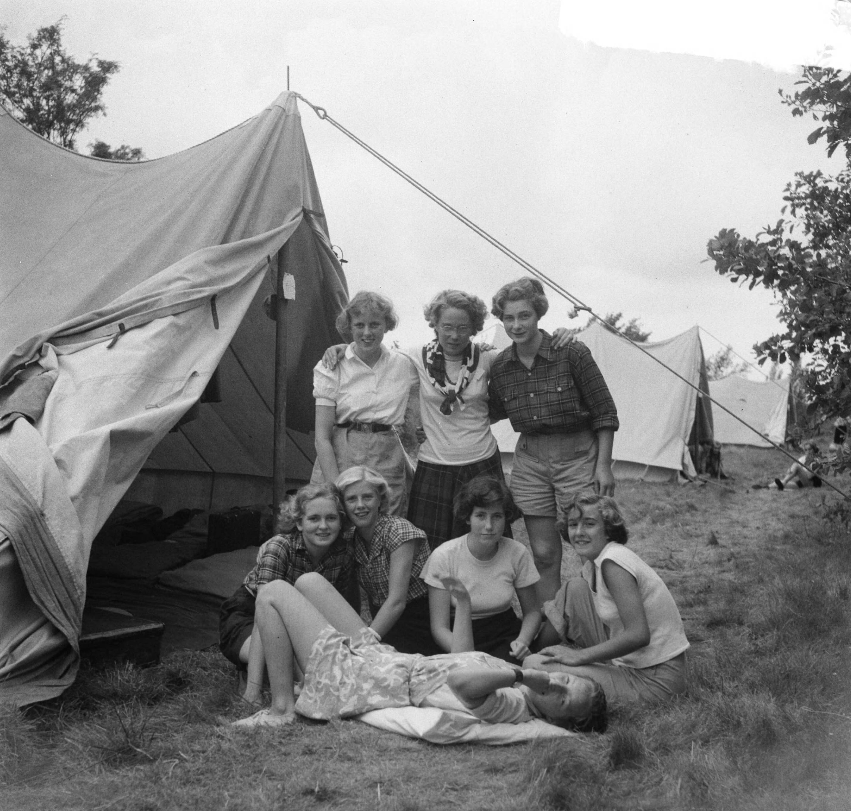 VCJC kamp Heemstede — VCJC (Vrijzinnig Christelijke Jeugd Centrale) Kamp te Heemstede (Noord-Holland) — Foto: Oorschot, […] van / Anefo. Licentie: Set B: Rechtenvrij / Publiek Domein. Bron: Nationaal Archief. http://hdl.handle.net/10648/a8dca3e2-d0b4-102d-bcf8-003048976d84