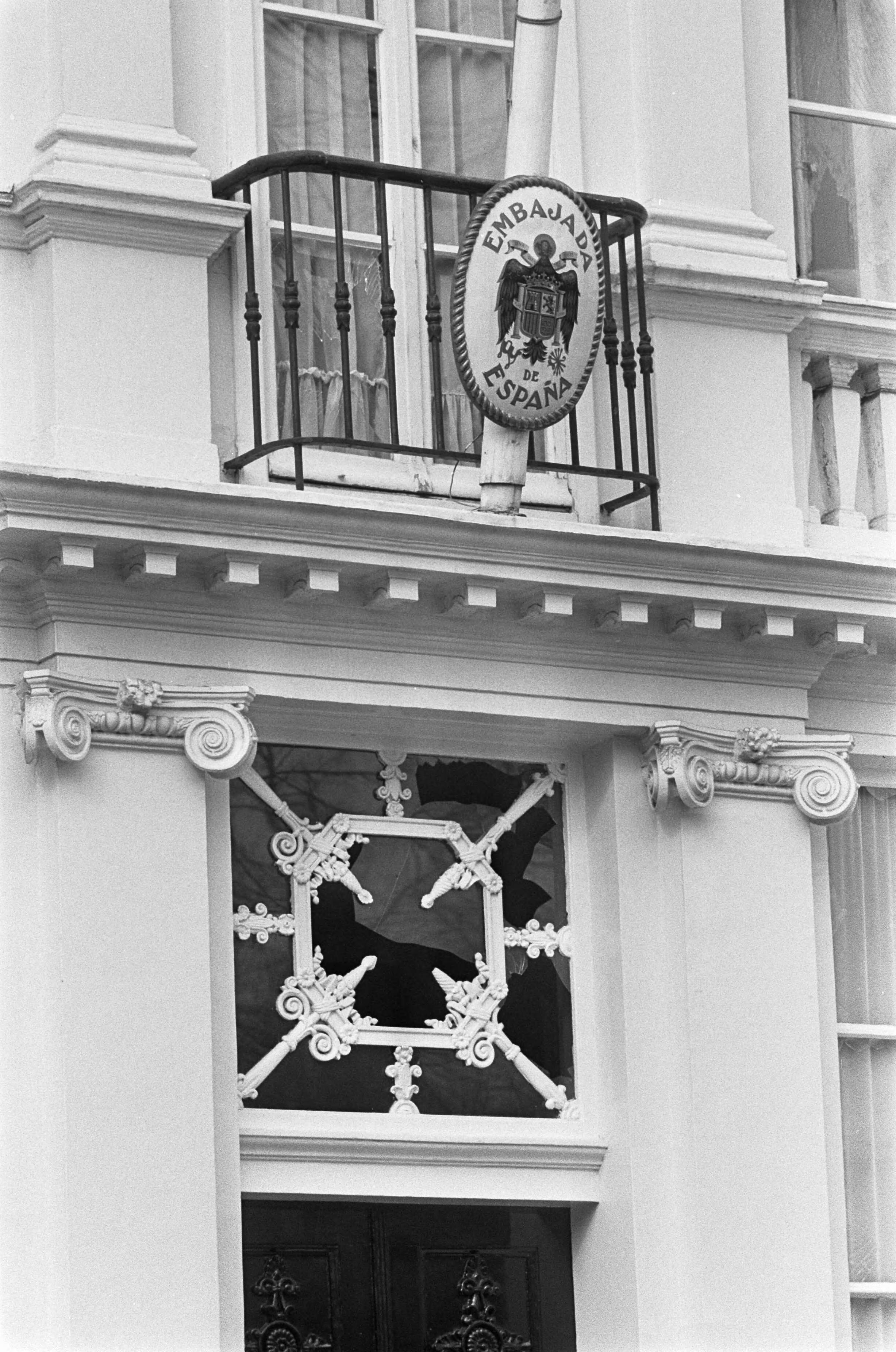 Fotocollectie Anefo — Bomaanslagen op ambassades te Den Haag . Portugese Legatie stenen uit stoep, ruiten stuk, glas op tuinpad — Foto: Kroon, Ron / Anefo. Licentie: Set B: Rechtenvrij / Publiek Domein. Bron: Nationaal Archief. http://hdl.handle.net/10648/ab383a8e-d0b4-102d-bcf8-003048976d84