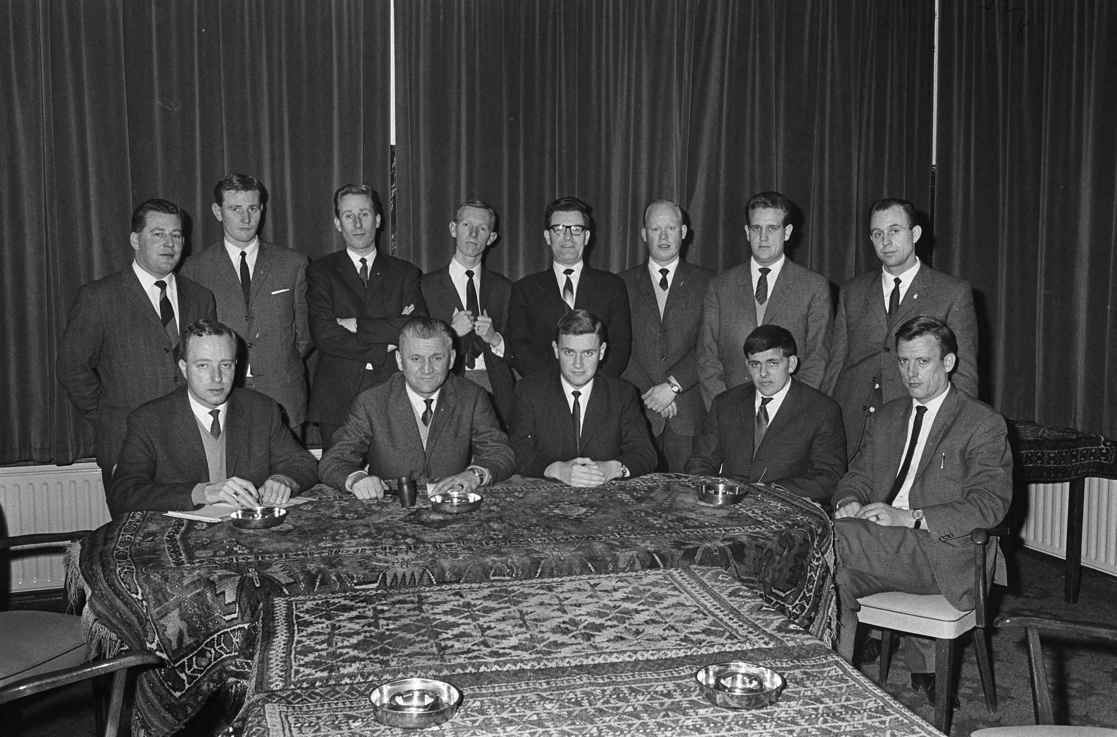 Fotocollectie Anefo — Scheidsrechtersgilde te Deventer — Foto: Koch, Eric / Anefo. Licentie: Set B: Rechtenvrij / Publiek Domein. Bron: Nationaal Archief. http://hdl.handle.net/10648/aad63744-d0b4-102d-bcf8-003048976d84