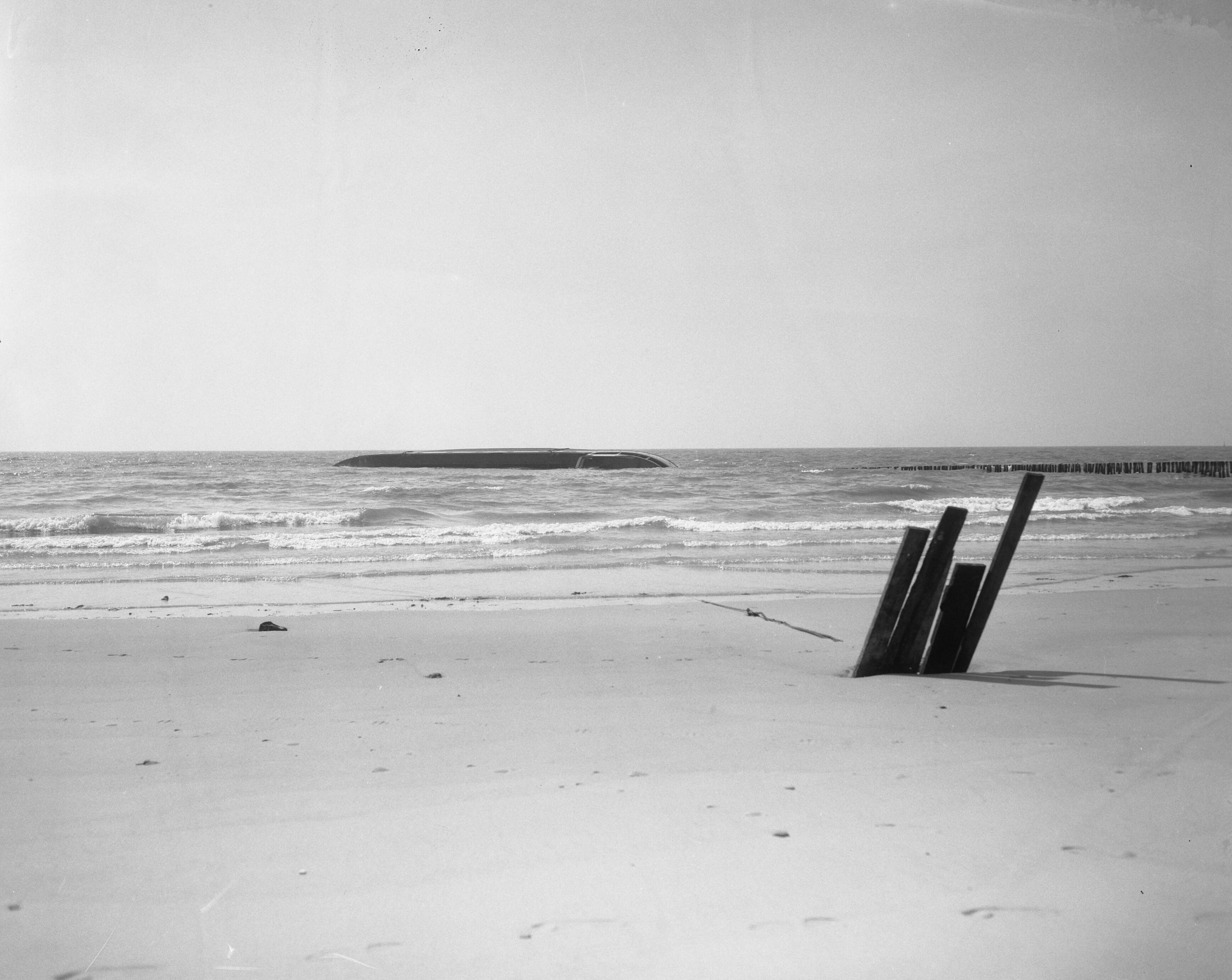 Fotocollectie Anefo — De gekapseisde coaster "Achilles" bij Westkapelle tijdens hoogwater — Foto: Bilsen, Joop van / Anefo. Licentie: Set B: Rechtenvrij / Publiek Domein. Bron: Nationaal Archief. http://hdl.handle.net/10648/a95d27a6-d0b4-102d-bcf8-003048976d84