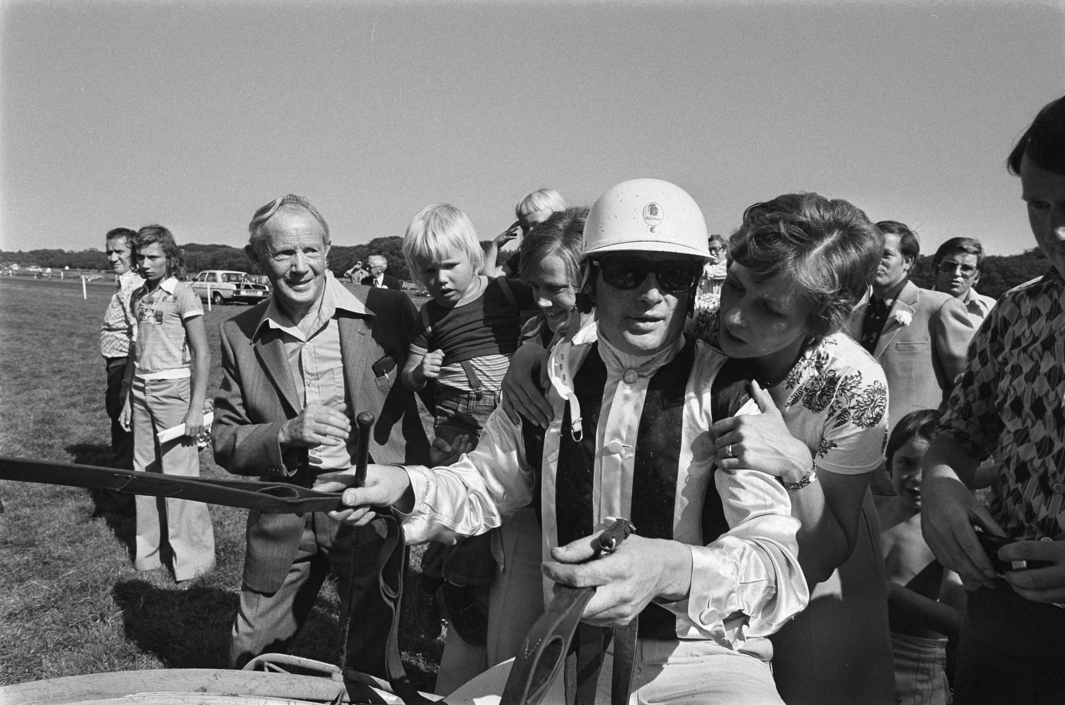 De Derby paardenraces op Duindigt 1975 — Nimrod wordt gehuldigd — Foto: Mieremet, Rob / Anefo. Licentie: Set B: Rechtenvrij / Publiek Domein. Bron: Nationaal Archief. http://hdl.handle.net/10648/ac6ed192-d0b4-102d-bcf8-003048976d84