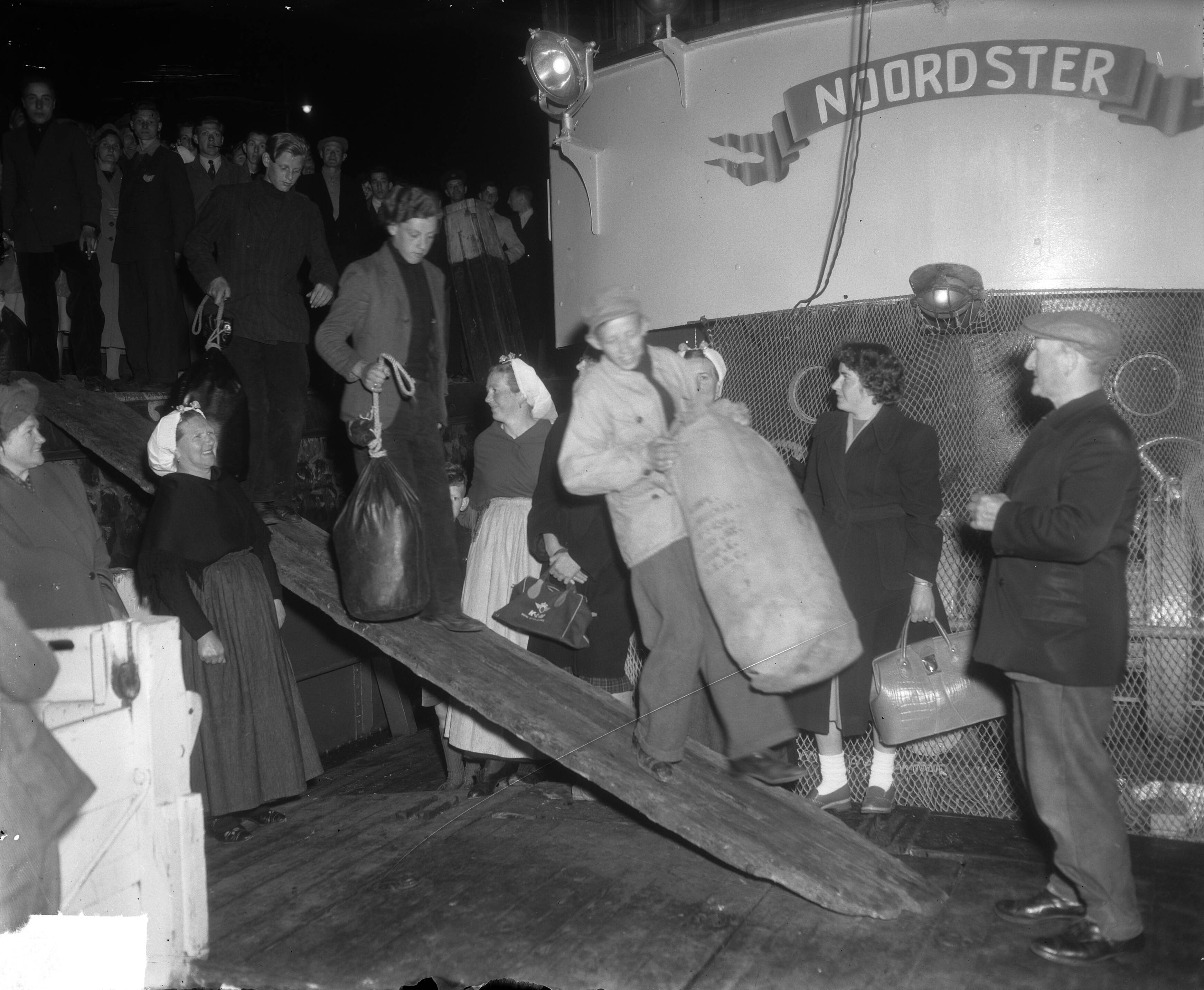 Fotocollectie Anefo — Uitvaren haringvloot Scheveningen — Foto: Duinen, H. van / Anefo. Licentie: Set B: Rechtenvrij / Publiek Domein. Bron: Nationaal Archief. http://hdl.handle.net/10648/a8ea8c32-d0b4-102d-bcf8-003048976d84