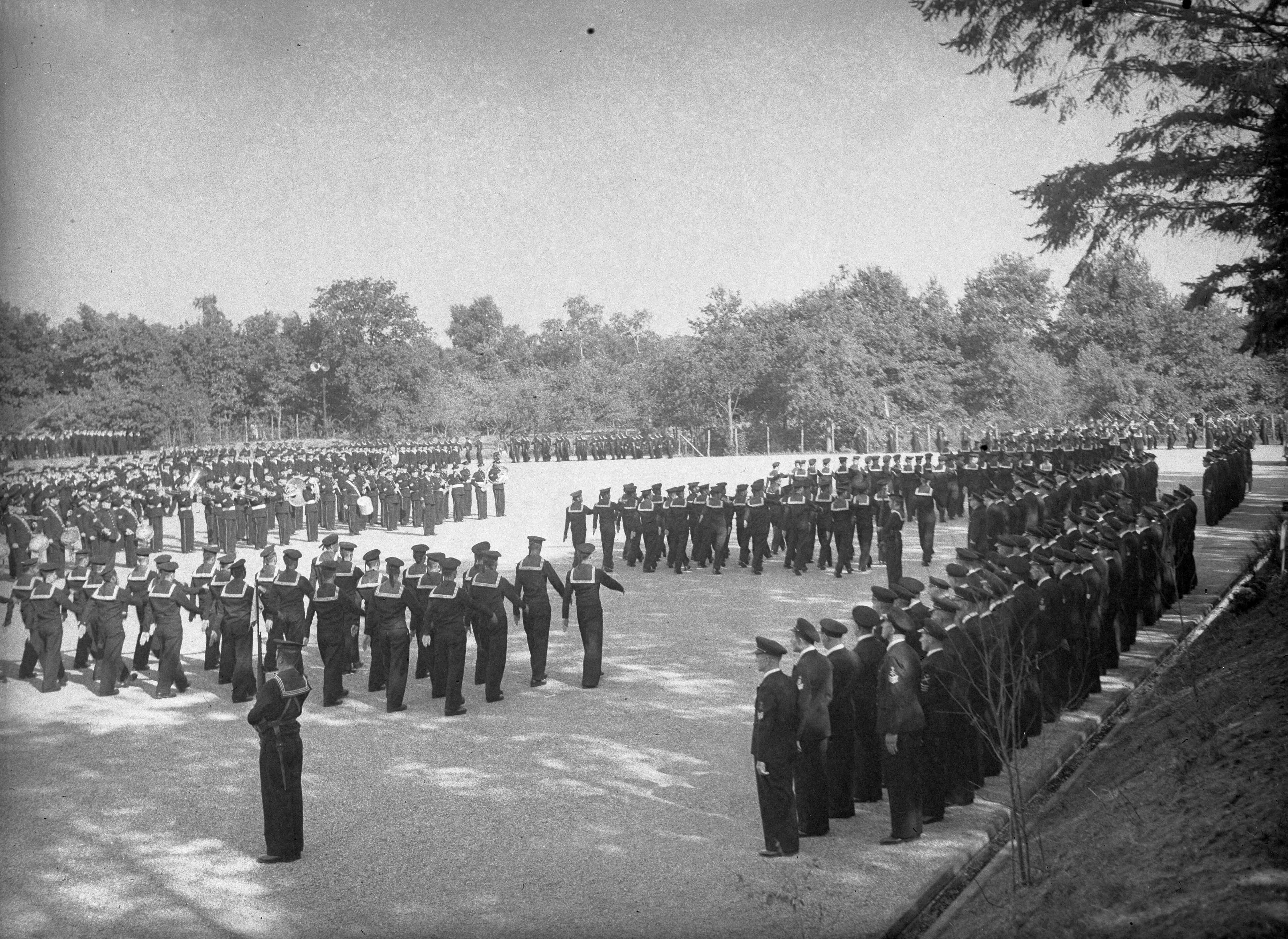 Fotocollectie Anefo — Beëdiging van 29 marine-officieren op het Marine Opleidingskamp te Hilversum. Defilé — Foto: Sagers, Harry / Anefo. Licentie: Set B: Rechtenvrij / Publiek Domein. Bron: Nationaal Archief. http://hdl.handle.net/10648/a8ac9aee-d0b4-102d-bcf8-003048976d84