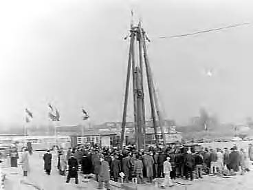 Fotocollectie Anefo — Ir. H. Witte heit eerste paal woning in Kanaleneiland te Utrecht — Foto: Bilsen, Joop van / Anefo. Licentie: Set B: Rechtenvrij / Publiek Domein. Bron: Nationaal Archief. http://hdl.handle.net/10648/a970ff2e-d0b4-102d-bcf8-003048976d84