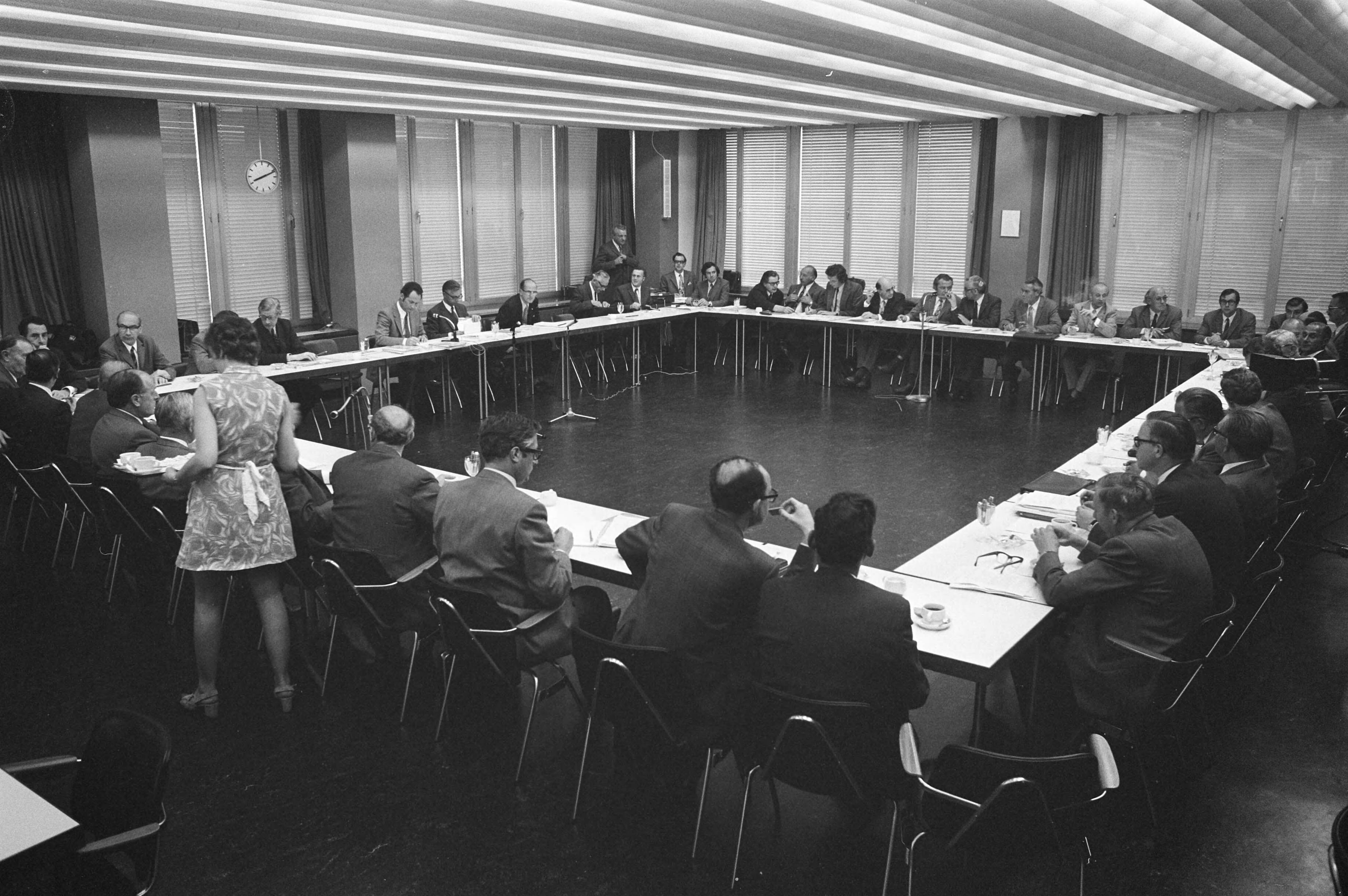 Fotocollectie Anefo — Overleg regering en bedrijfsleven in Den Haag , overzicht — Foto: Verhoeff, Bert / Anefo. Licentie: Set B: Rechtenvrij / Publiek Domein. Bron: Nationaal Archief. http://hdl.handle.net/10648/abeea3dc-d0b4-102d-bcf8-003048976d84