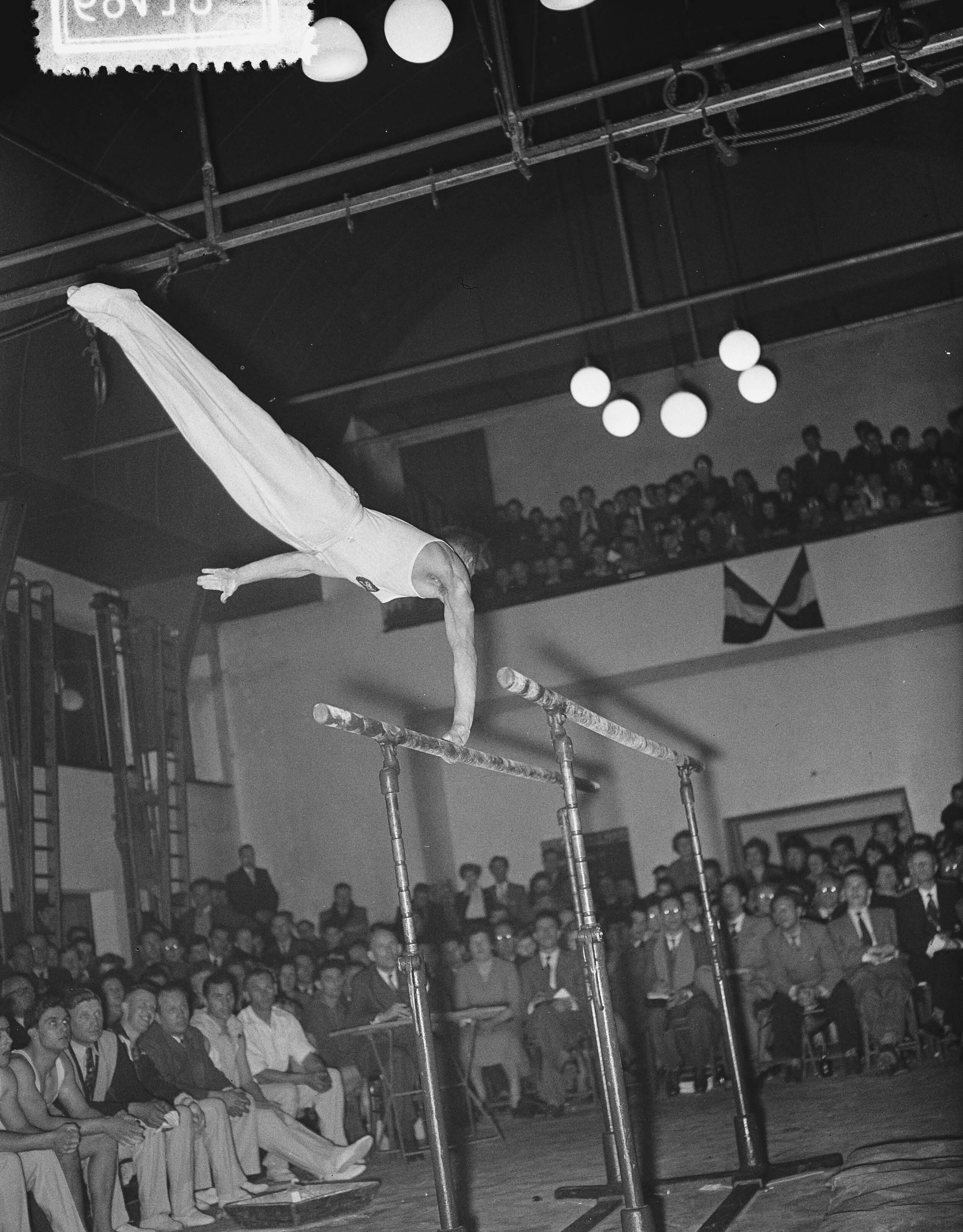 Fotocollectie Anefo — Nederlandse turnkampioenschappen Heren in de Gemeentelijke Concertzaal te Krommenie, winnaar Klaas Boot uit Alkmaar tijdens brugoefening — Foto: Bilsen, Joop van / Anefo. Licentie: Set B: Rechtenvrij / Publiek Domein. Bron: Nationaal Archief. http://hdl.handle.net/10648/a92fa588-d0b4-102d-bcf8-003048976d84
