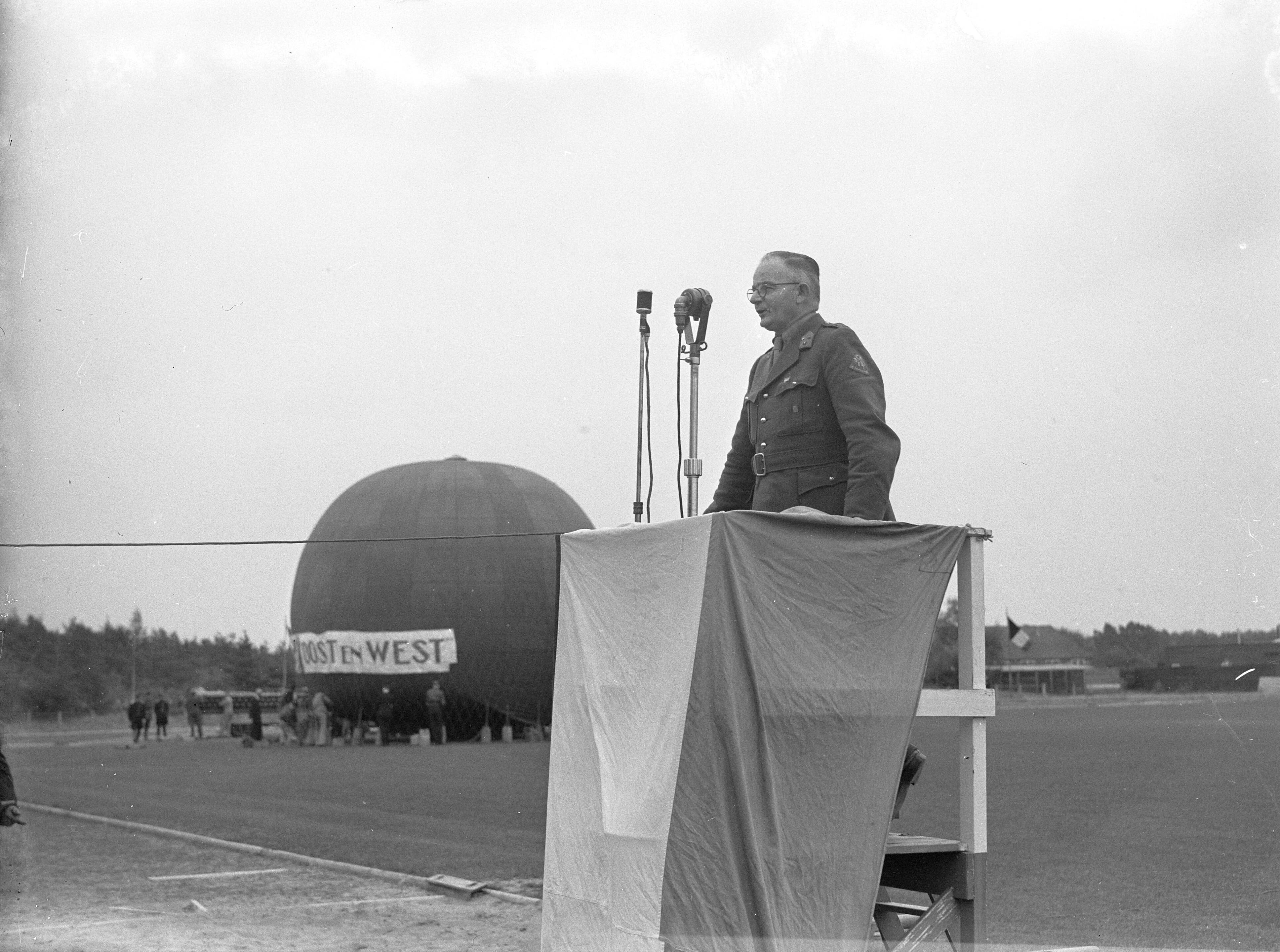 Fotocollectie Anefo — Landdag van de koninklijke vereniging "Oost en West" op het Hilversumse Sportpark — Foto: Sagers, Harry / Anefo. Licentie: Set B: Rechtenvrij / Publiek Domein. Bron: Nationaal Archief. http://hdl.handle.net/10648/a8adc400-d0b4-102d-bcf8-003048976d84