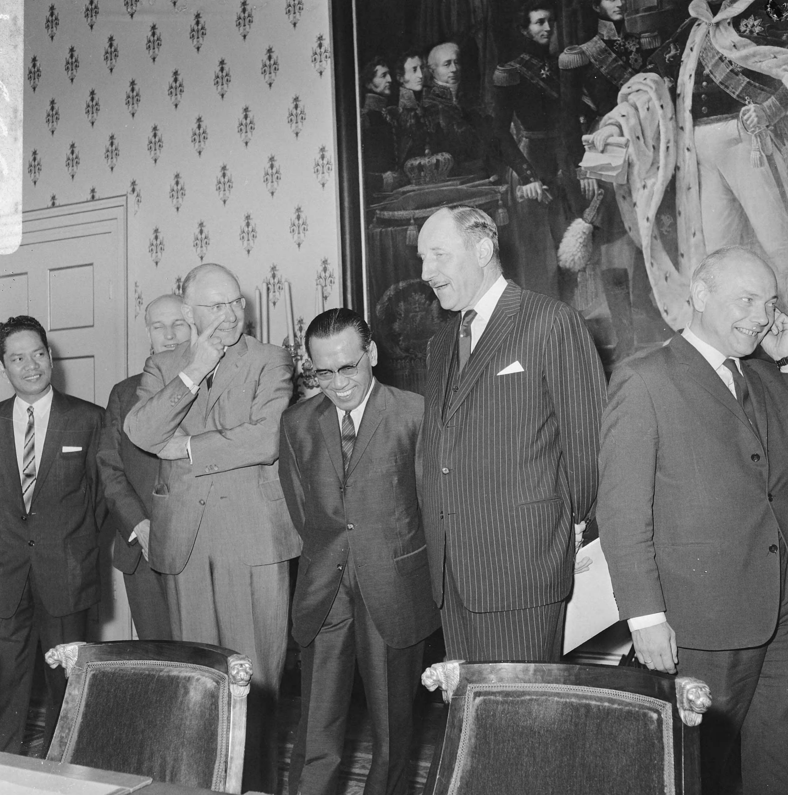 Nederland-Indonesië besprekingen te Den Haag — V.l.n.r. Minister A.Vondeling, Sultan Hamengkubuwana IX , Minister J. Luns en Minister J. Den Uyl bij aanvang van de vergadering — Foto: Voets, Jan / Anefo. Licentie: Set B: Rechtenvrij / Publiek Domein. Bron: Nationaal Archief. http://hdl.handle.net/10648/aafb6668-d0b4-102d-bcf8-003048976d84