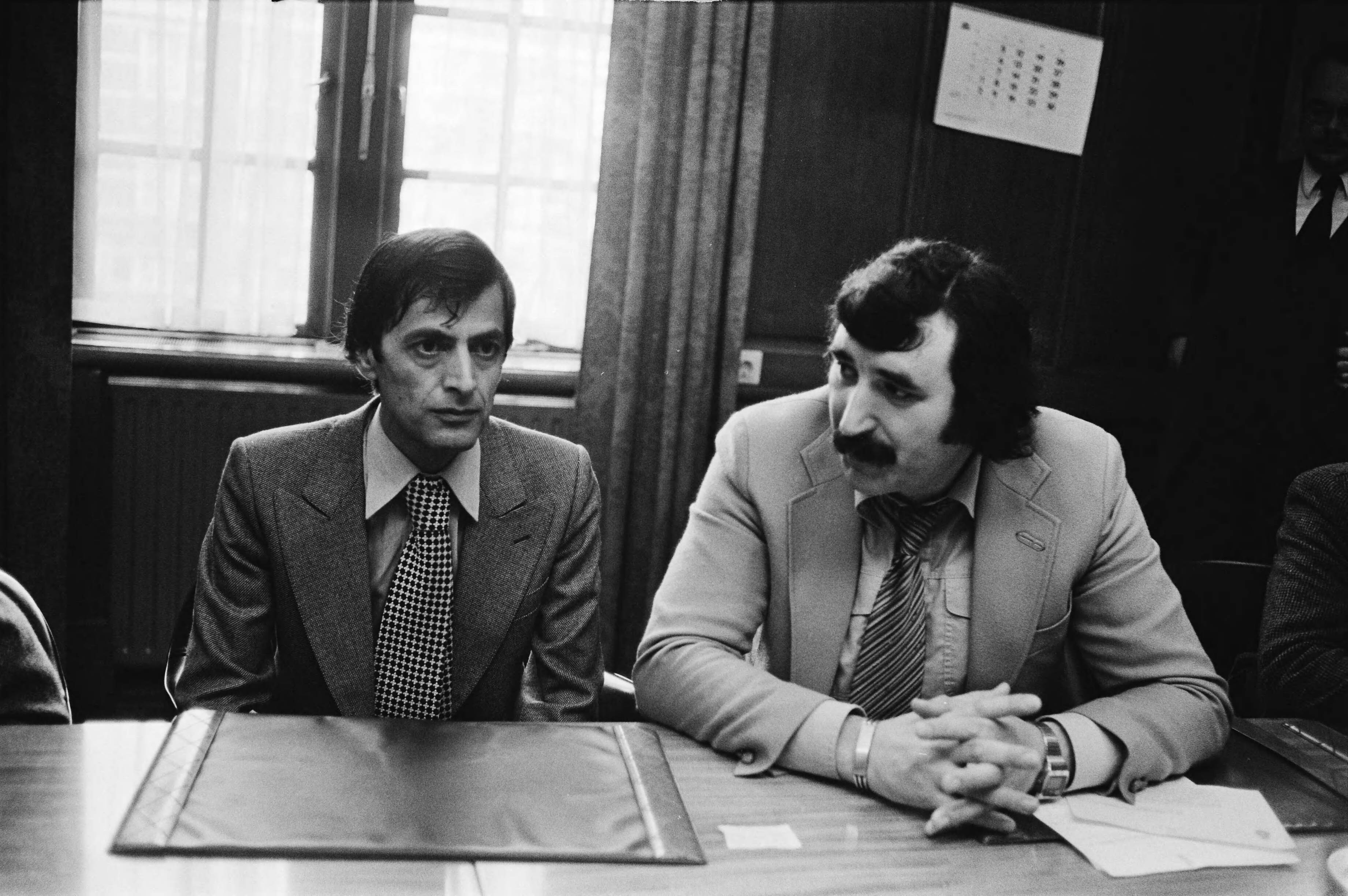 Fotocollectie Anefo — Harry v.d. Bergh (r,PvdA) met de Irakese diplomaat en asielzoeker Taib Barwari — Foto: Suyk, Koen / Anefo. Licentie: Set B: Rechtenvrij / Publiek Domein. Bron: Nationaal Archief. http://hdl.handle.net/10648/acd5424c-d0b4-102d-bcf8-003048976d84