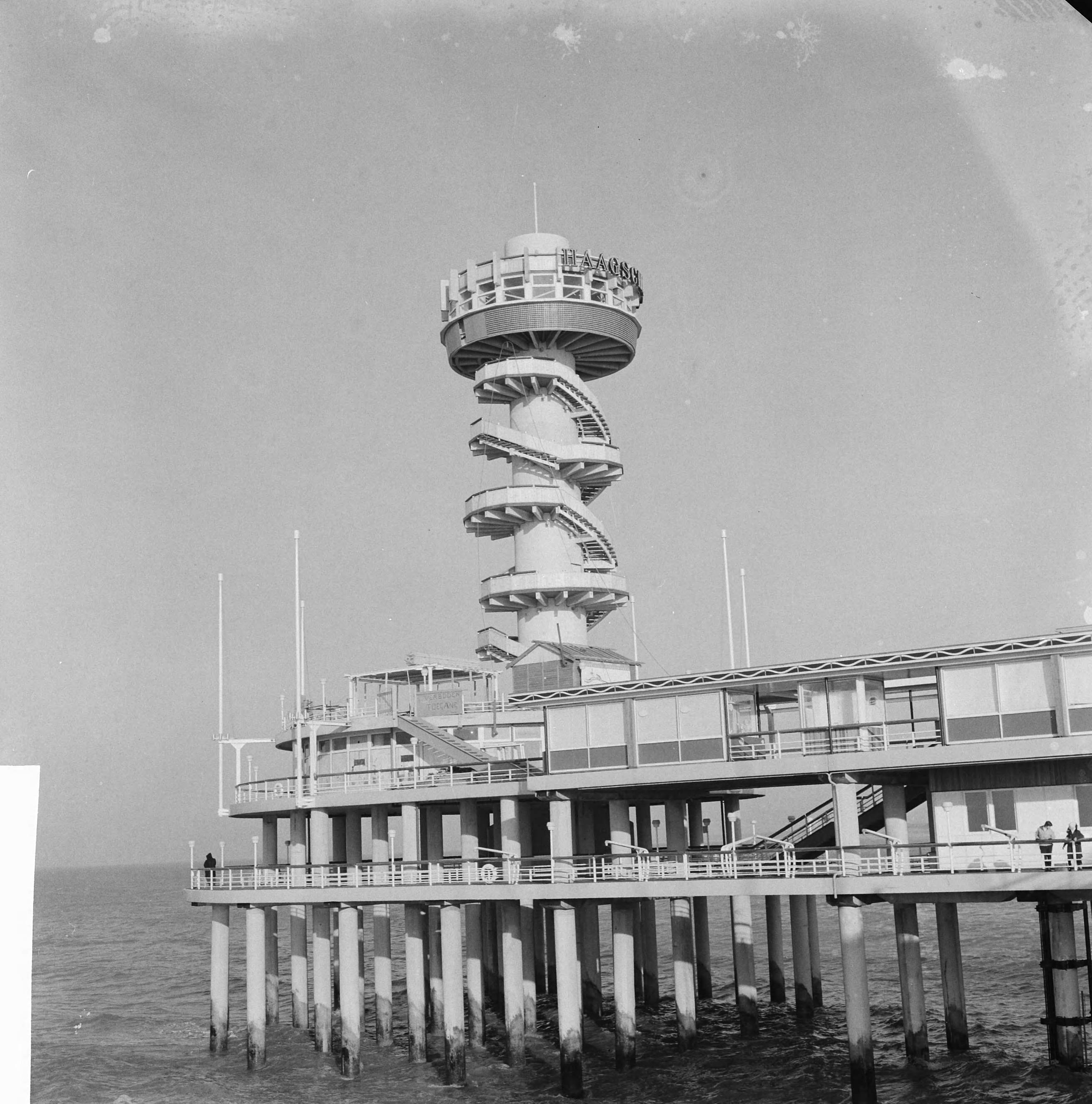Fotocollectie Anefo — Uitkijktoren op Scheveningse Pier bijna klaar — Foto: Koch, Eric / Anefo. Licentie: Set B: Rechtenvrij / Publiek Domein. Bron: Nationaal Archief. http://hdl.handle.net/10648/a9f4e94c-d0b4-102d-bcf8-003048976d84
