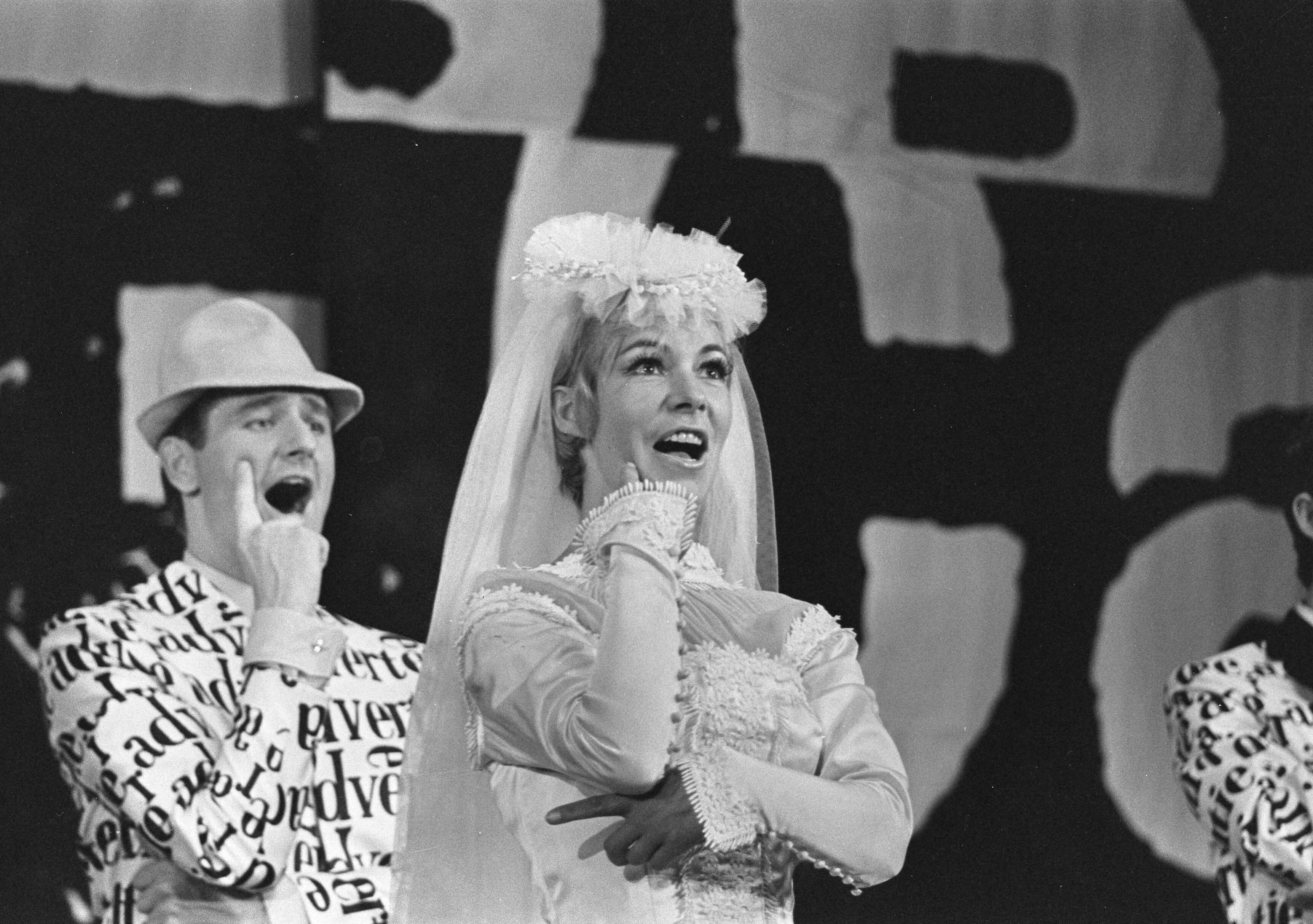 Fotocollectie Anefo — Premiere Snip en Snap Revue te Hilversum. Willy Walden en Piet Muyzelaar — Foto: Koch, Eric / Anefo. Licentie: Set B: Rechtenvrij / Publiek Domein. Bron: Nationaal Archief. http://hdl.handle.net/10648/ab1fa244-d0b4-102d-bcf8-003048976d84