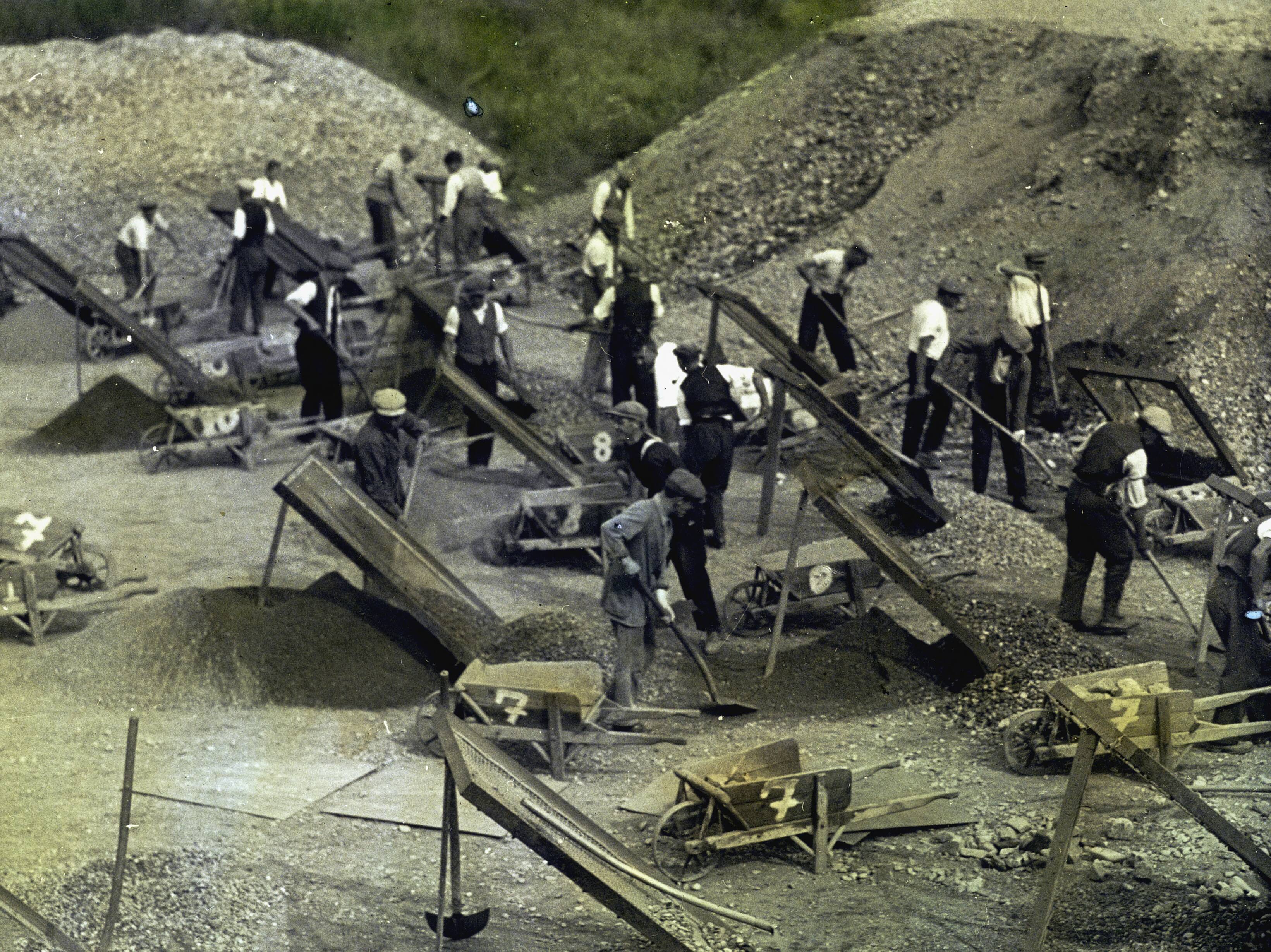 Fotocollectie Nederlandse Heidemaatschappij — grindgraverij — Foto: Fotograaf Onbekend / Heidemij. Licentie: Set B: Rechtenvrij / Publiek Domein. Bron: Nationaal Archief. http://hdl.handle.net/10648/ae47f0fc-d0b4-102d-bcf8-003048976d84