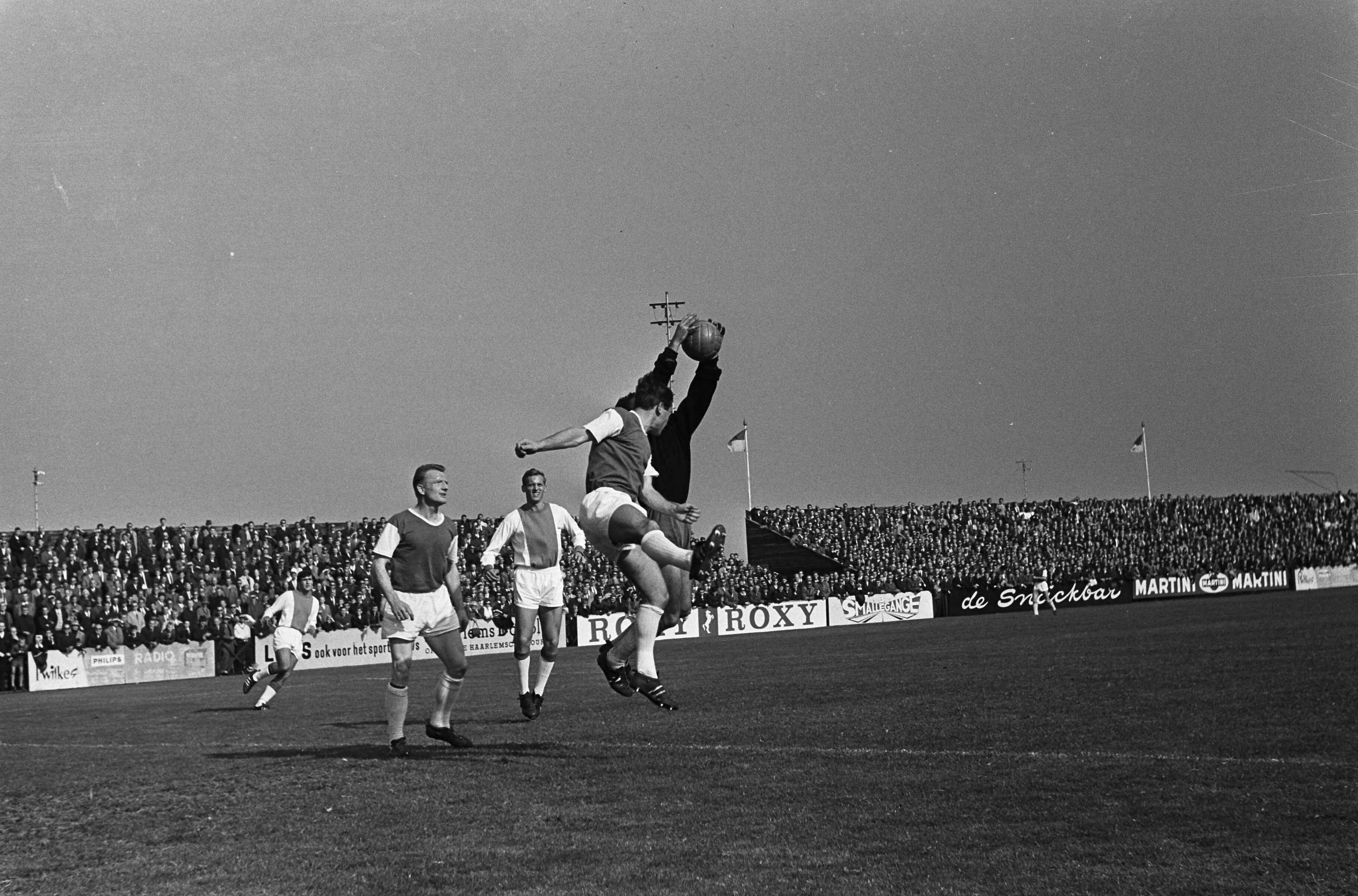 Fotocollectie Anefo — Voetbal. 1e ronde KNVB-beker. RCH tegen Ajax 2-0. Spelmoment, RCH-keeper grijpt in — Foto: Koch, Eric / Anefo. Licentie: Set B: Rechtenvrij / Publiek Domein. Bron: Nationaal Archief. http://hdl.handle.net/10648/aa7c93ec-d0b4-102d-bcf8-003048976d84
