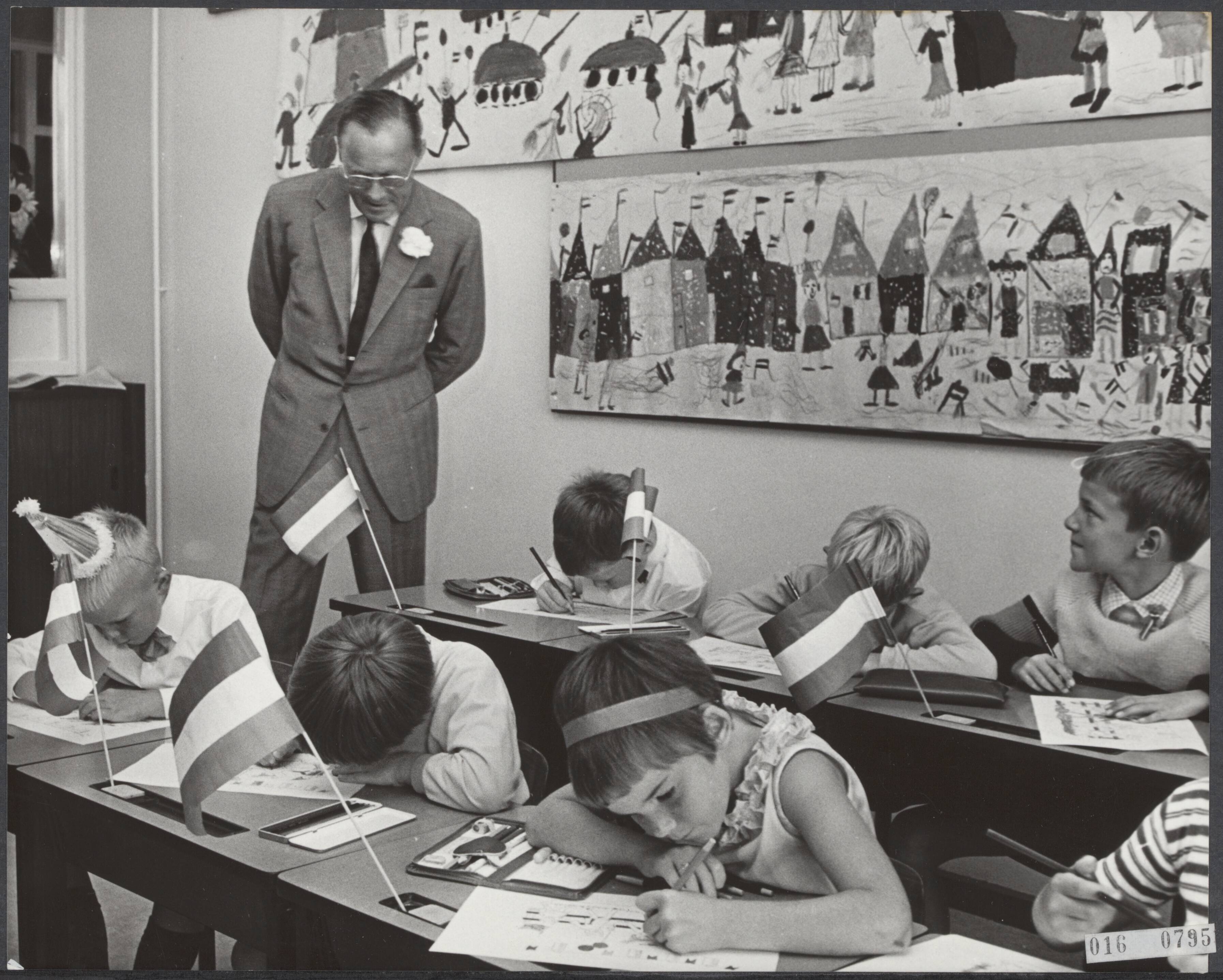 Fotocollectie Elsevier Binnenland — In Leeuwarden heeft prins Bernhard een christelijke lagere school geopend, die Prins Bernhardschool werd gedoopt. De school staat in een wijk waar de straatnamen herinneren aan het verzet. De prins tijdens de rondgang. De kinderen zijn bezig in de klaslokalen met het maken van tekeningen over het verzet en de bevrijding — Foto: Koch, Eric / Anefo. Licentie: Set B: Rechtenvrij / Publiek Domein. Bron: Nationaal Archief. http://hdl.handle.net/10648/adba75b0-d0b4-102d-bcf8-003048976d84