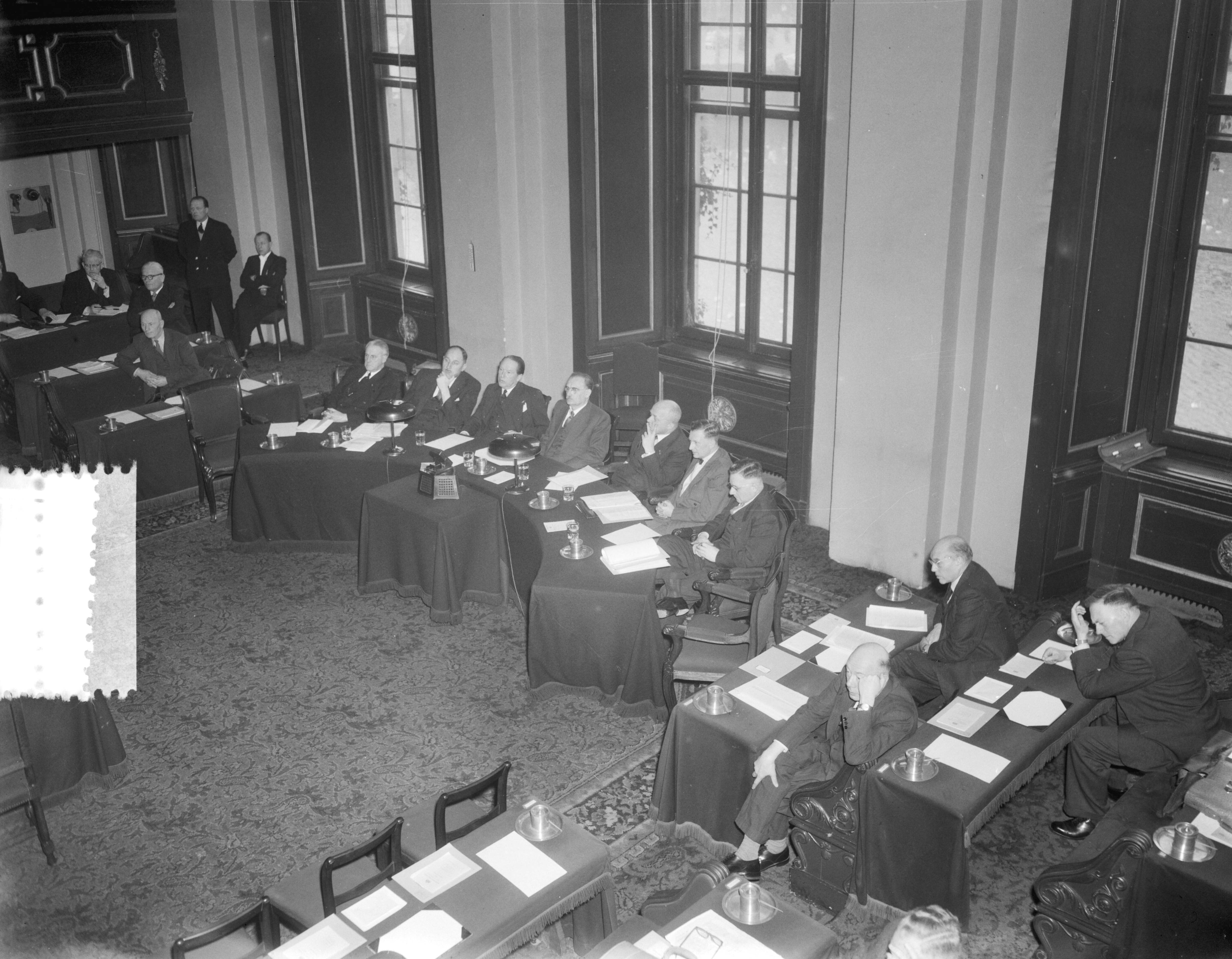 Fotocollectie Anefo — Vergadering Eerste Kamer in Den Haag. De regeringstafel met minister-president Drees en ministers — Foto: Duinen, G.W. van / Anefo. Licentie: Set B: Rechtenvrij / Publiek Domein. Bron: Nationaal Archief. http://hdl.handle.net/10648/a91b72ca-d0b4-102d-bcf8-003048976d84