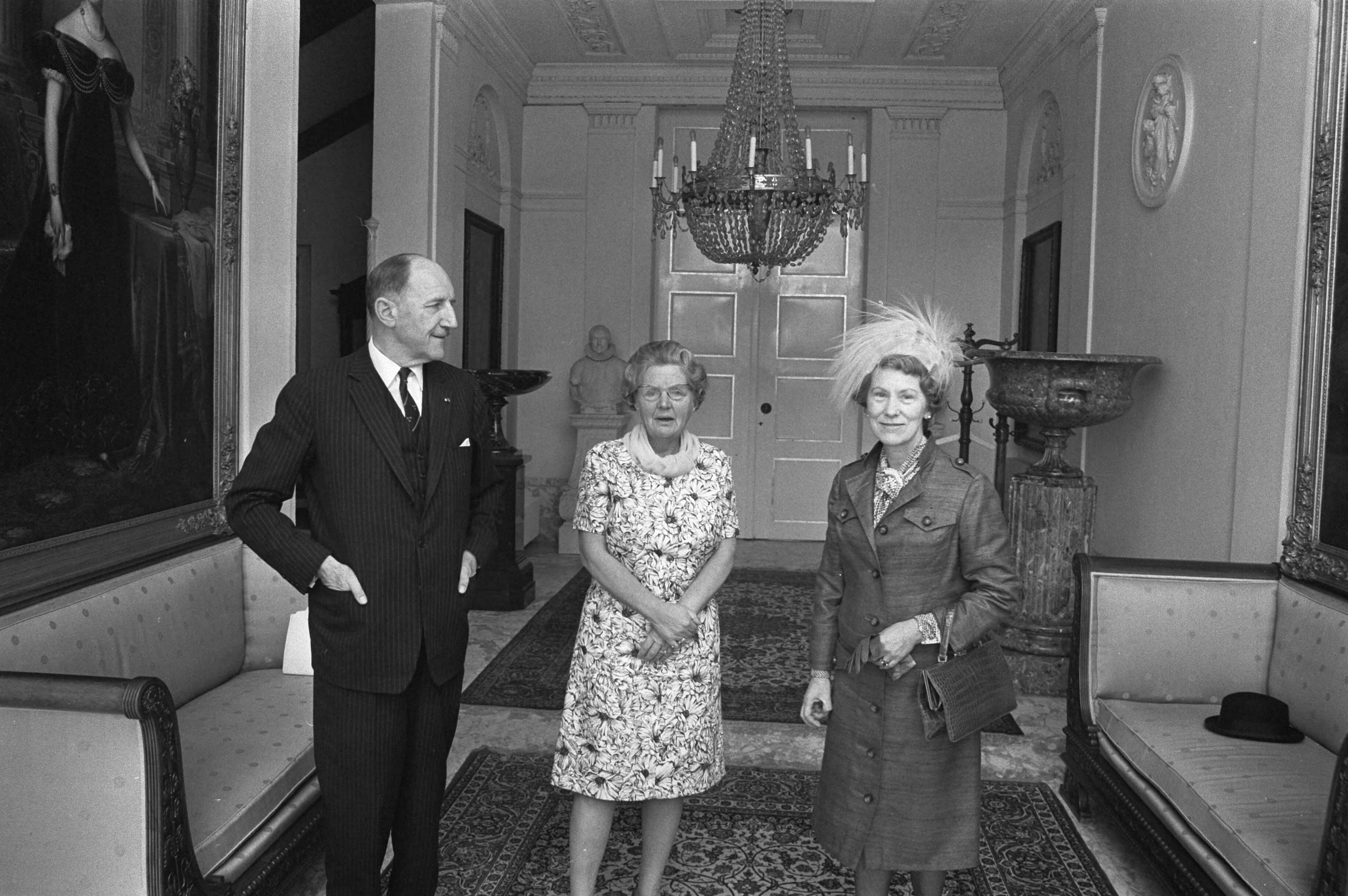 Koningin Juliana ontvangt secretaris-generaal van de NAVO Joseph Luns en zijn echtgenote op Paleis Soestdijk — Joseph Luns, zijn vrouw Elisabeth Cornelia Baronesse van Heemstra en koningin Juliana — Foto: Fotograaf Onbekend / Anefo. Licentie: Set B: Rechtenvrij / Publiek Domein. Bron: Nationaal Archief. http://hdl.handle.net/10648/abe930e6-d0b4-102d-bcf8-003048976d84