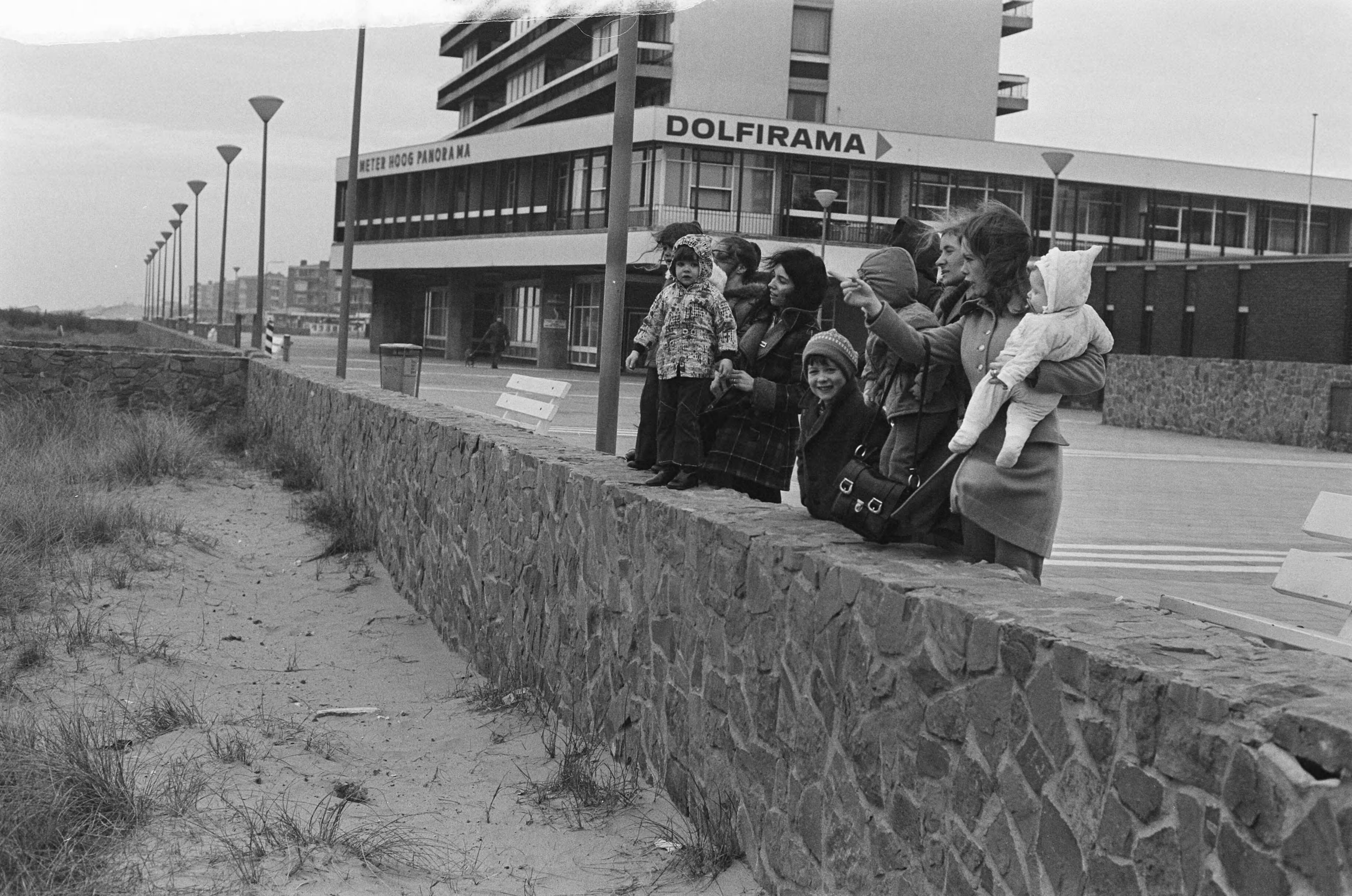 Fotocollectie Anefo — Moeders met kinderen uit Belfast (Noord-Ierland) in Zandvoort voor vakantie — Foto: Punt, W. / Anefo. Licentie: Set B: Rechtenvrij / Publiek Domein. Bron: Nationaal Archief. http://hdl.handle.net/10648/ac21110a-d0b4-102d-bcf8-003048976d84