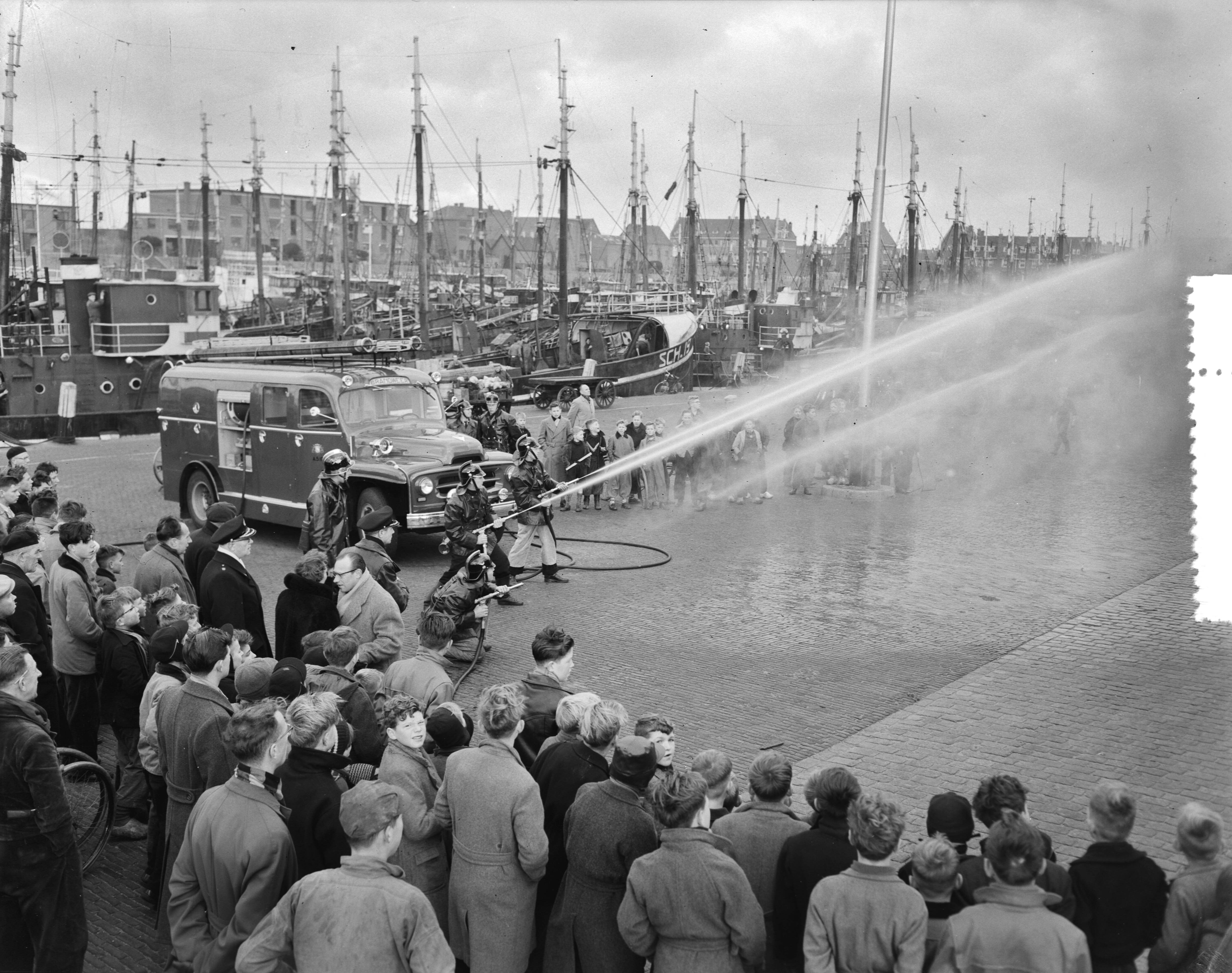 Fotocollectie Anefo — Demonstratie met autonevelspuit door de Haagse Brandweer te Scheveningen — Foto: Duinen, G.W. van / Anefo. Licentie: Set B: Rechtenvrij / Publiek Domein. Bron: Nationaal Archief. http://hdl.handle.net/10648/a940fcf2-d0b4-102d-bcf8-003048976d84