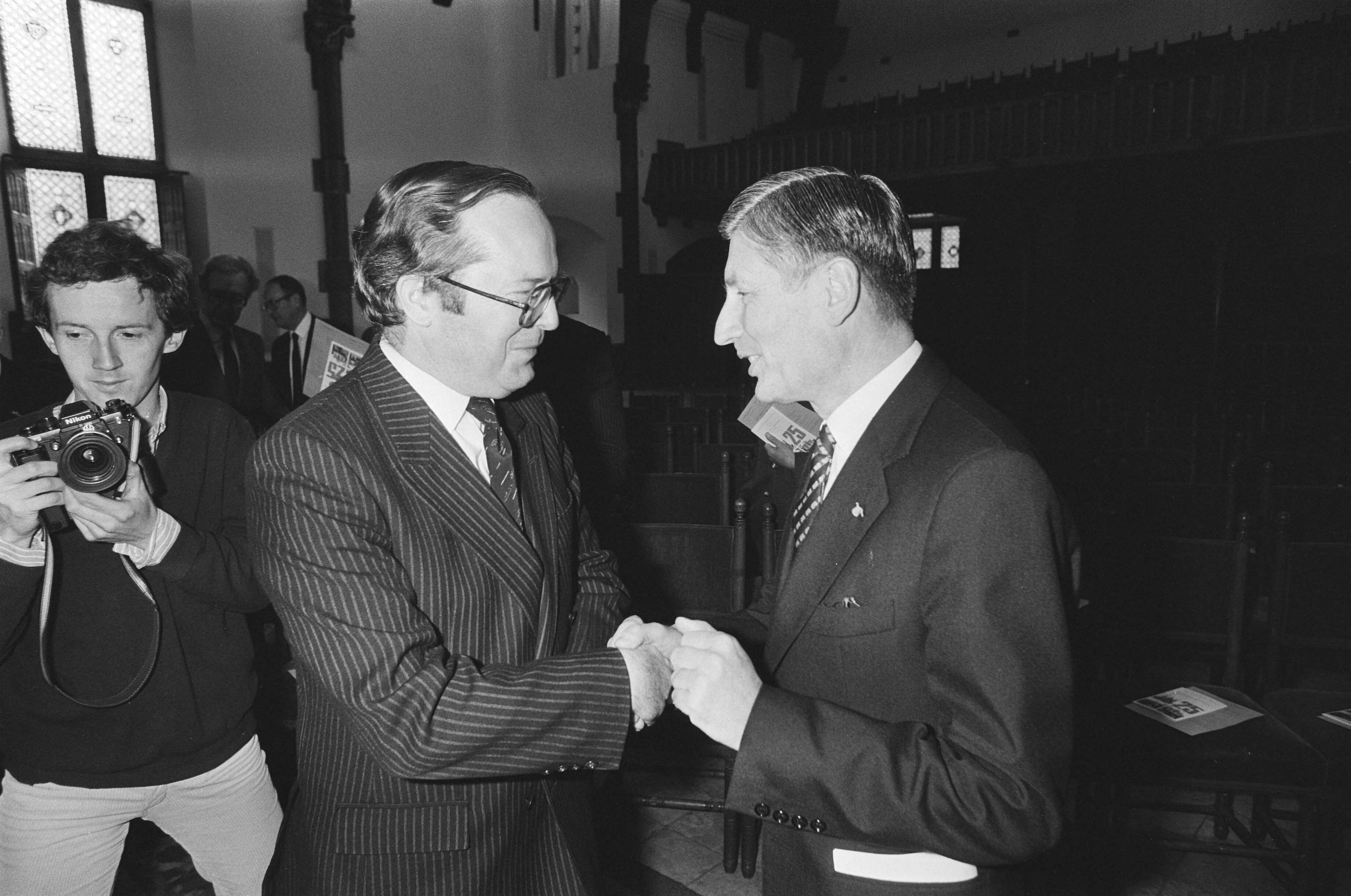 Fotocollectie Anefo — 25 jarig bestaan Interparlementaire Beneluxraad in Ridderzaal in Den Haag ; Van Agt (r) in gesprek met Belgische premier Martens — Foto: Croes, Rob C. / Anefo. Licentie: Set B: Rechtenvrij / Publiek Domein. Bron: Nationaal Archief. http://hdl.handle.net/10648/ad16ee22-d0b4-102d-bcf8-003048976d84