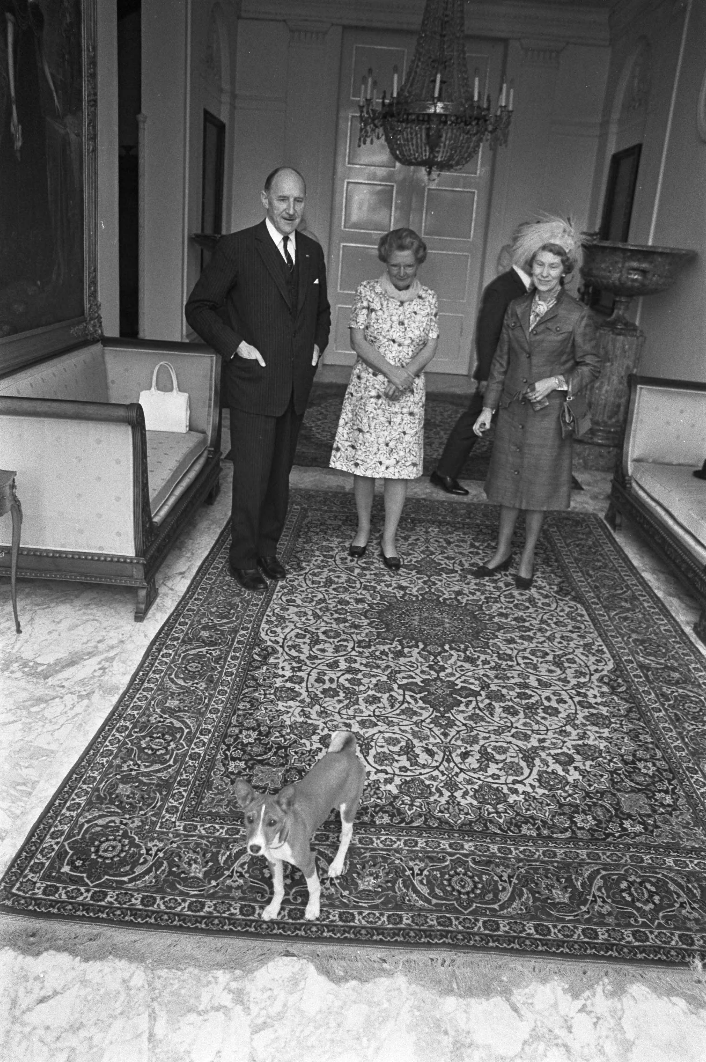 Koningin Juliana ontvangt secretaris-generaal van de NAVO Joseph Luns en zijn echtgenote op Paleis Soestdijk — Joseph Luns, zijn vrouw Elisabeth Cornelia Baronesse van Heemstra en koningin Juliana — Foto: Fotograaf Onbekend / Anefo. Licentie: Set B: Rechtenvrij / Publiek Domein. Bron: Nationaal Archief. http://hdl.handle.net/10648/abe92fec-d0b4-102d-bcf8-003048976d84