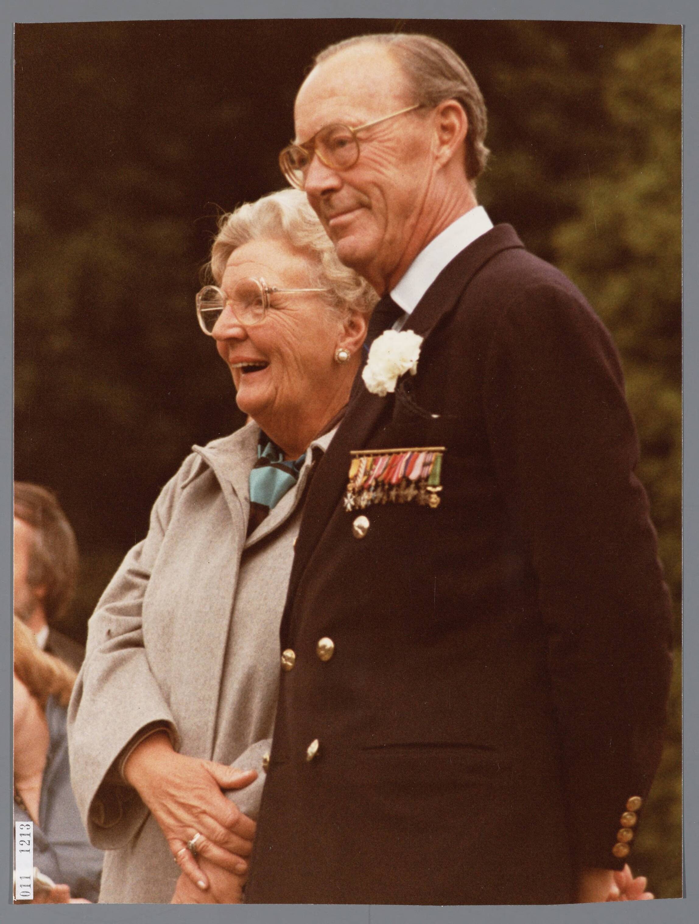 Fotocollectie RVD / Koninklijk Huis — Prins Bernhard 70 jaar, tezamen met prinses Juliana tijdens het defilé van oud-militairen in de tuin van Paleis Soestdijk — Foto: Koot, Max / RVD. Licentie: Set B: Rechtenvrij / Publiek Domein. Bron: Nationaal Archief. http://hdl.handle.net/10648/afab84c2-d0b4-102d-bcf8-003048976d84