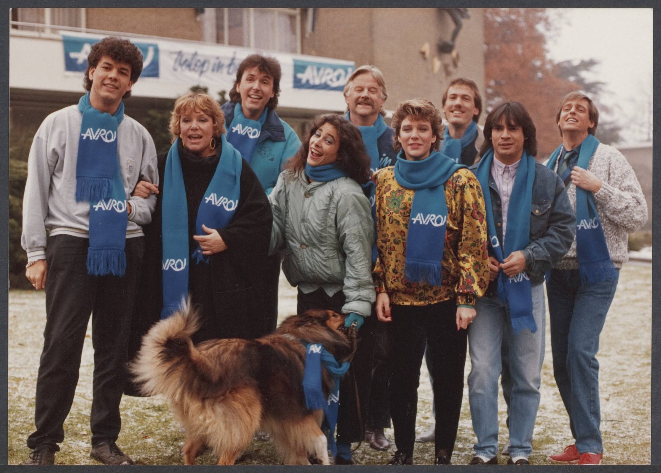 AVRO (Algemene Vereniging Radio Omroep). Bijzondere gebeurtenissen - Nederland — Blauwe Maandagkoor — Foto: Televizier (uitgever). Licentie: Set B: Rechtenvrij / Publiek Domein. Bron: Nationaal Archief. http://hdl.handle.net/10648/0d13ccc1-76c5-b1d3-5b19-df15ce541ea3