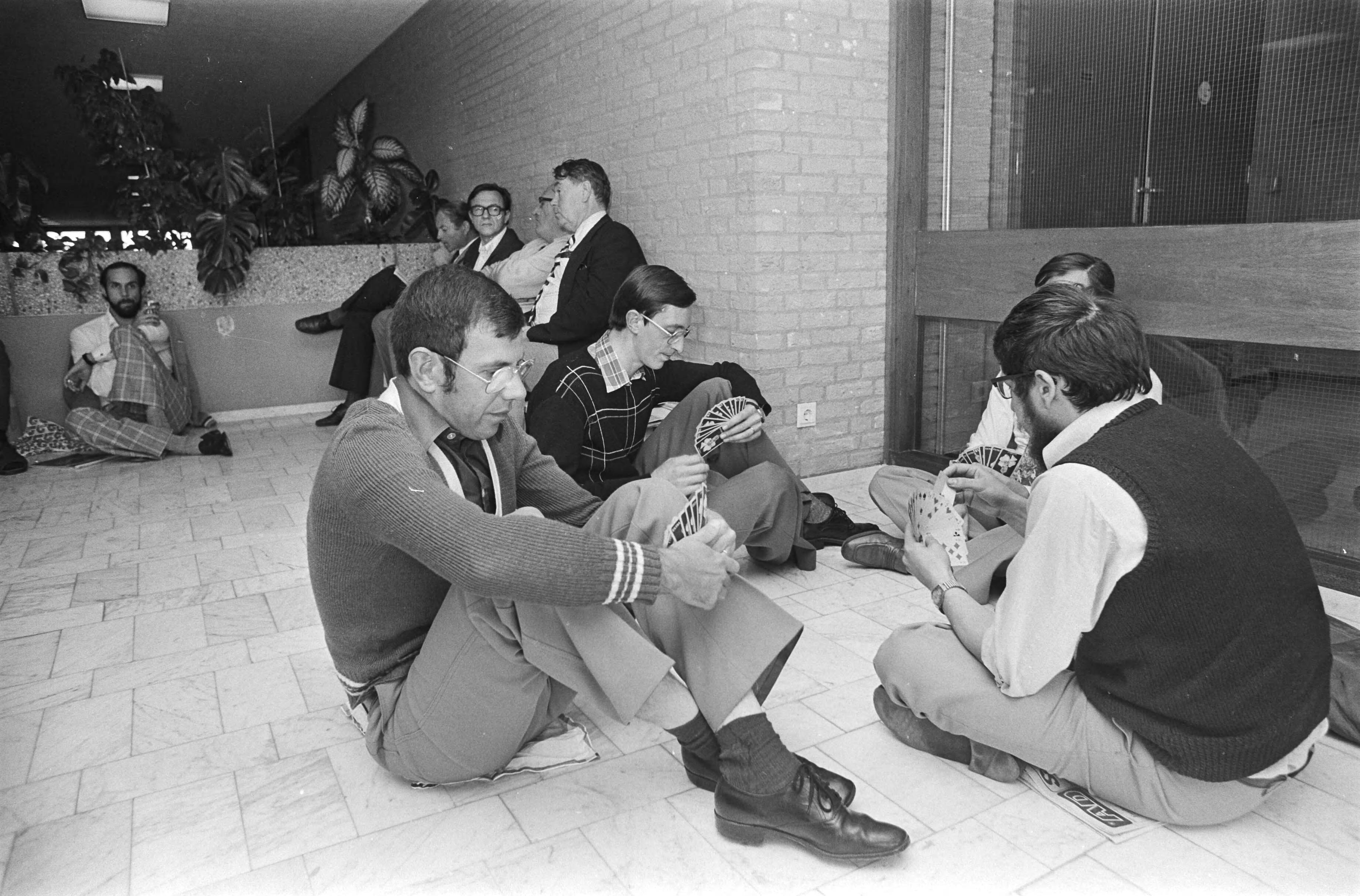Fotocollectie Anefo — Internationaal Octrooi Instituut in Rijswijk door personen bezet; kaartende bezetters in IIB-gebouw — Foto: Suyk, Koen / Anefo. Licentie: Set B: Rechtenvrij / Publiek Domein. Bron: Nationaal Archief. http://hdl.handle.net/10648/aca2aa3a-d0b4-102d-bcf8-003048976d84