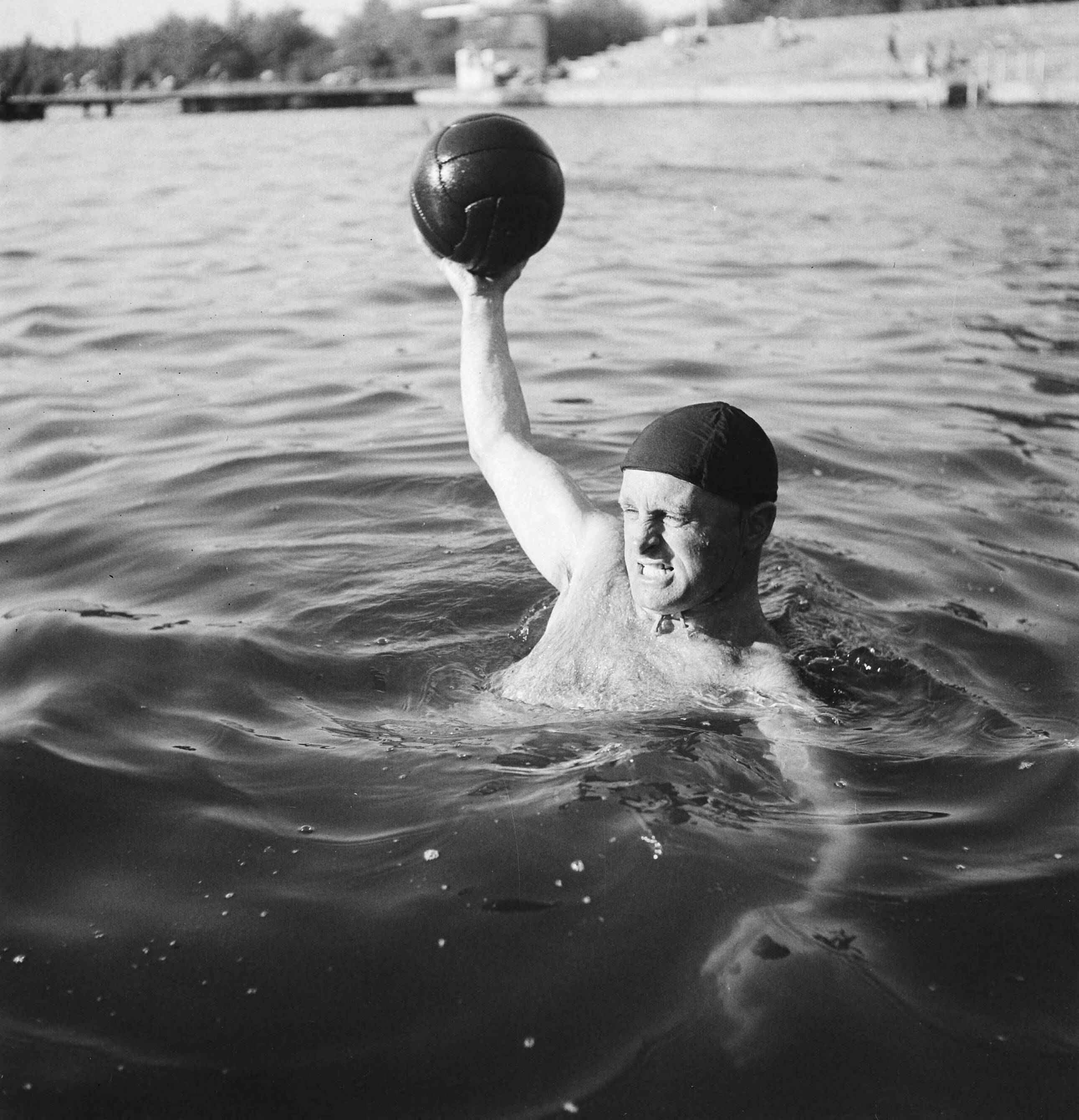 Zwemtraining o.l.v. trainer Jan Stender — Jan Stender zelf als waterpolospeler — Foto: Snikkers, Anton / Anefo. Licentie: Set B: Rechtenvrij / Publiek Domein. Bron: Nationaal Archief. http://hdl.handle.net/10648/ad754bd4-d0b4-102d-bcf8-003048976d84