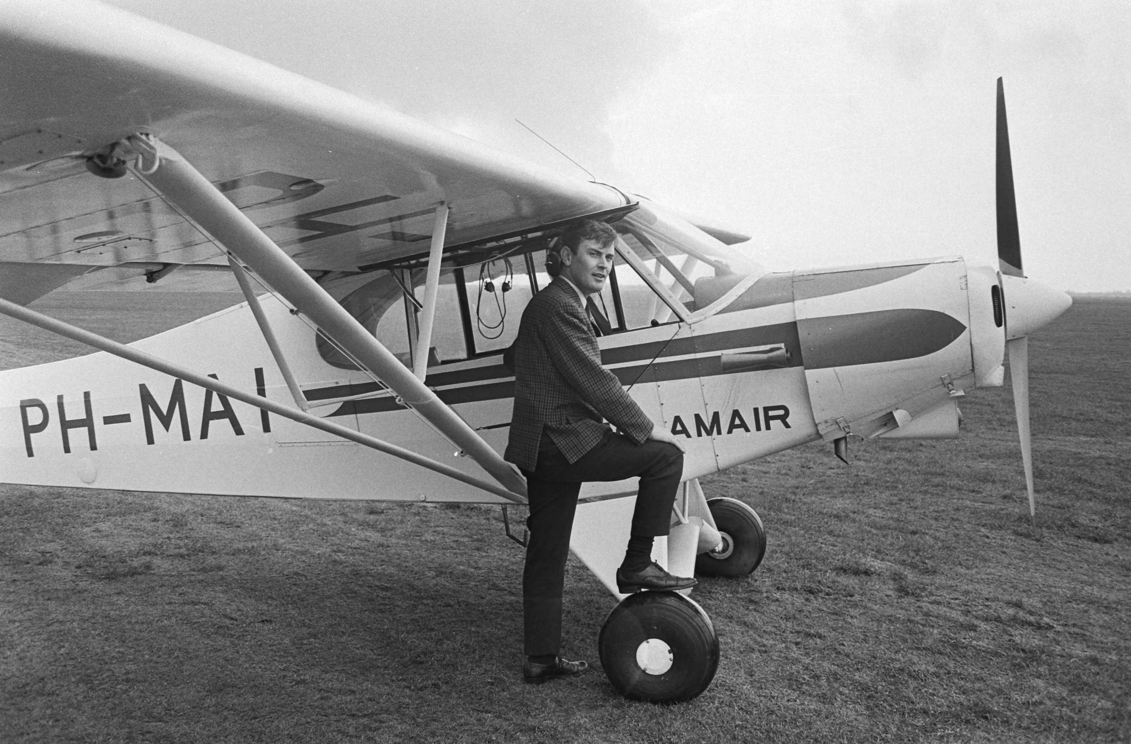 Fotocollectie Anefo — Opdracht Volkskrant: heer Wijnia, directeur vliegtuig reclamebureau, Hilversum — Foto: Peters, Hans / Anefo. Licentie: Set B: Rechtenvrij / Publiek Domein. Bron: Nationaal Archief. http://hdl.handle.net/10648/abb1ef5a-d0b4-102d-bcf8-003048976d84