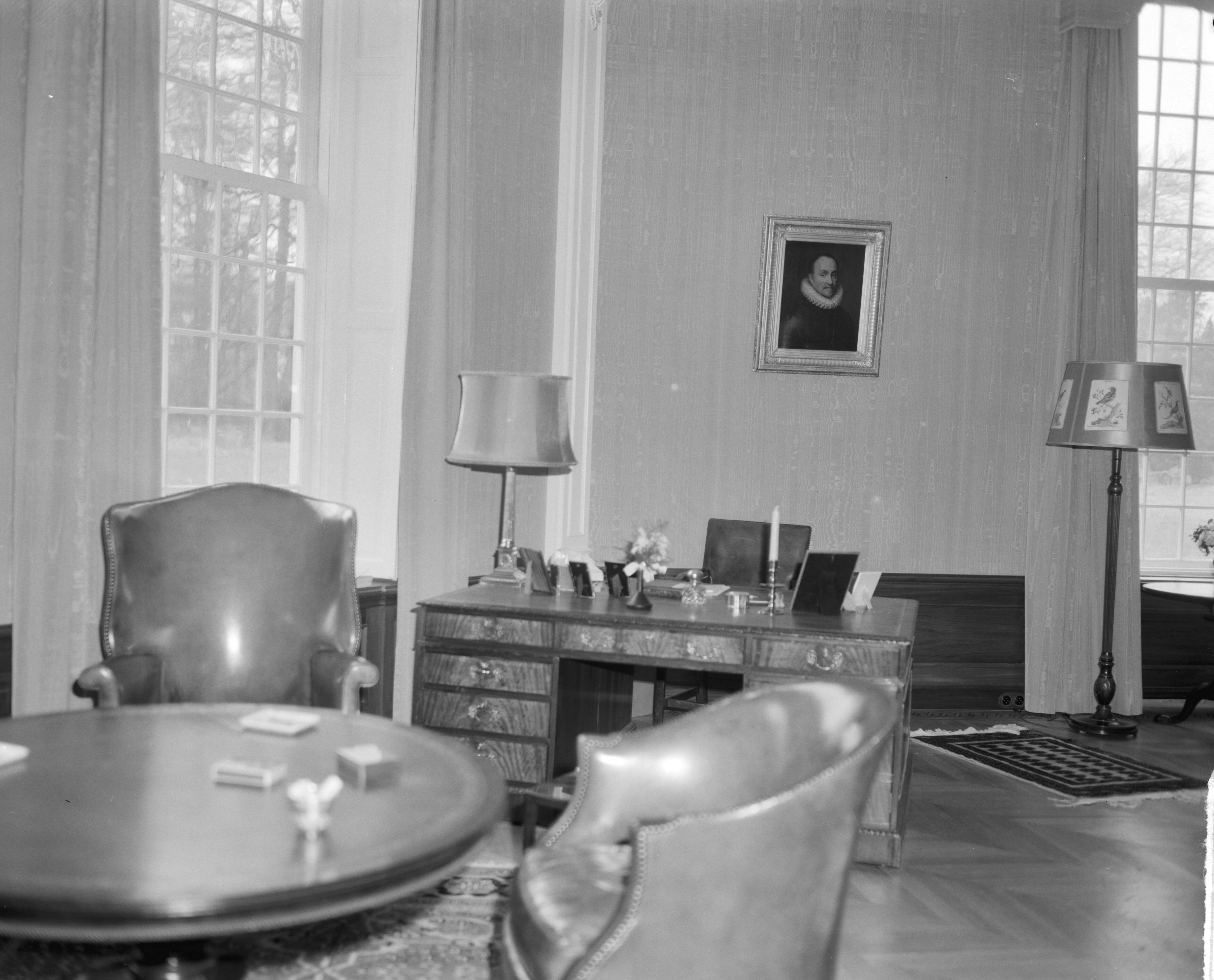 Fotocollectie Anefo — Interieur Slot Drakensteyn . De werkkamer — Foto: Bilsen, Joop van / Anefo. Licentie: Set B: Rechtenvrij / Publiek Domein. Bron: Nationaal Archief. http://hdl.handle.net/10648/aa306940-d0b4-102d-bcf8-003048976d84