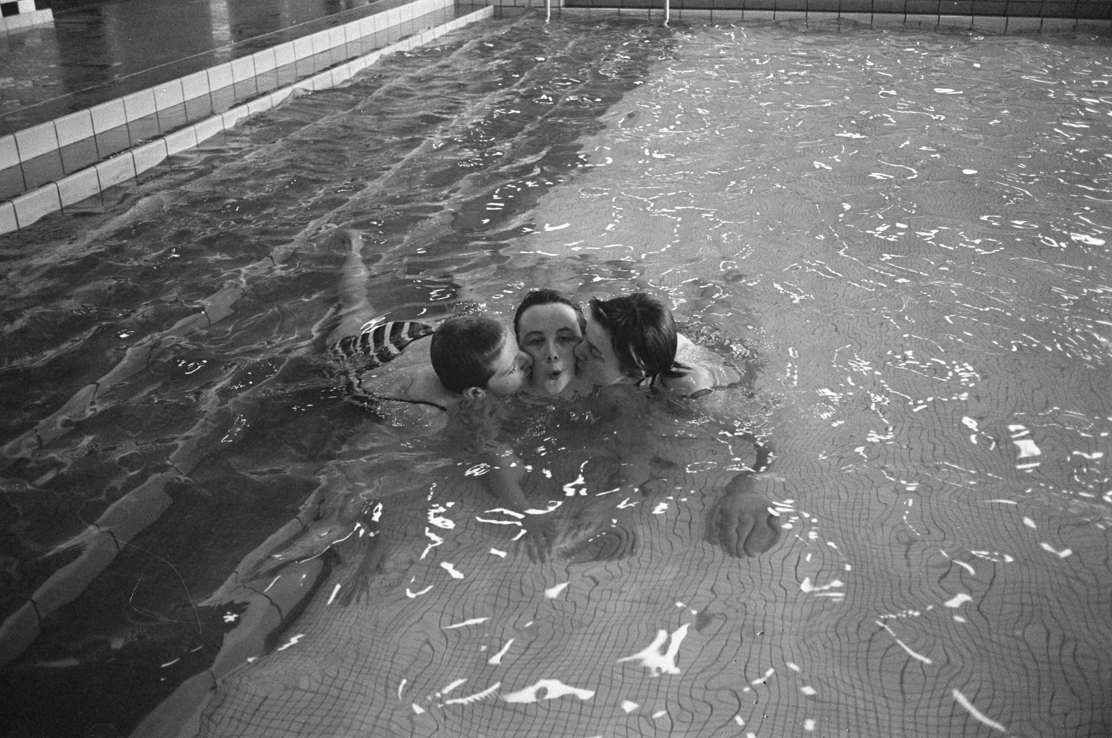 Fotocollectie Anefo — Nationale winterkampioenschappen zwemmen in Morgenstond te Den Haag; Hansje Bunschoten, Hennie Penterman en Gerda Lagsooy — Foto: Croes, Rob C. / Anefo. Licentie: Set B: Rechtenvrij / Publiek Domein. Bron: Nationaal Archief. http://hdl.handle.net/10648/abe637ec-d0b4-102d-bcf8-003048976d84