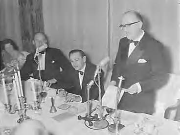 Fotocollectie Anefo — Diner van de Buitenlandse Persvereniging in het Kurhaus te Scheveningen. Vlnr de minister van Buitenlandse Zaken, mr. J.M.A.H. Luns, de voorzitter van de Buitenlandse Persvereniging H.M. Bleich en de voorzitter van de Europese Commissie, prof. dr. Walter Hallstein — Foto: Bilsen, Joop van / Anefo. Licentie: Set B: Rechtenvrij / Publiek Domein. Bron: Nationaal Archief. http://hdl.handle.net/10648/a98ca170-d0b4-102d-bcf8-003048976d84