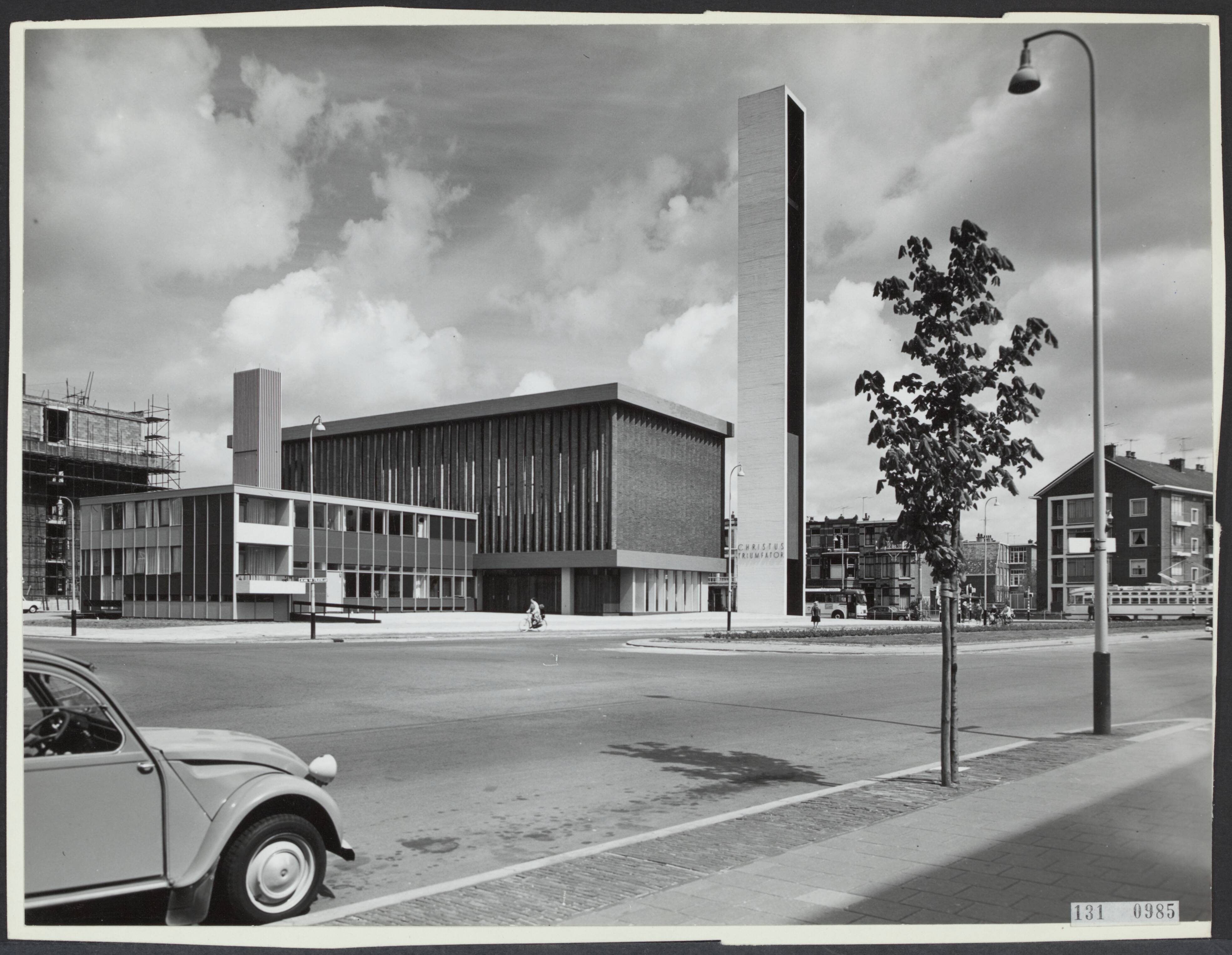 Fotocollectie Rijksvoorlichtingsdienst Eigen — Den Haag. Christus Triomfatorkerk , Juliana van Stolberglaan — Foto: Publicam / Hartemink, Piet. Licentie: Set B: Rechtenvrij / Publiek Domein. Bron: Nationaal Archief. http://hdl.handle.net/10648/af51179e-d0b4-102d-bcf8-003048976d84