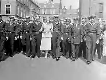 Fotocollectie Anefo — Russisch vlootbezoek. Bemanning te Den Haag — Foto: Pot, Harry / Anefo. Licentie: Set B: Rechtenvrij / Publiek Domein. Bron: Nationaal Archief. http://hdl.handle.net/10648/a94c0f02-d0b4-102d-bcf8-003048976d84