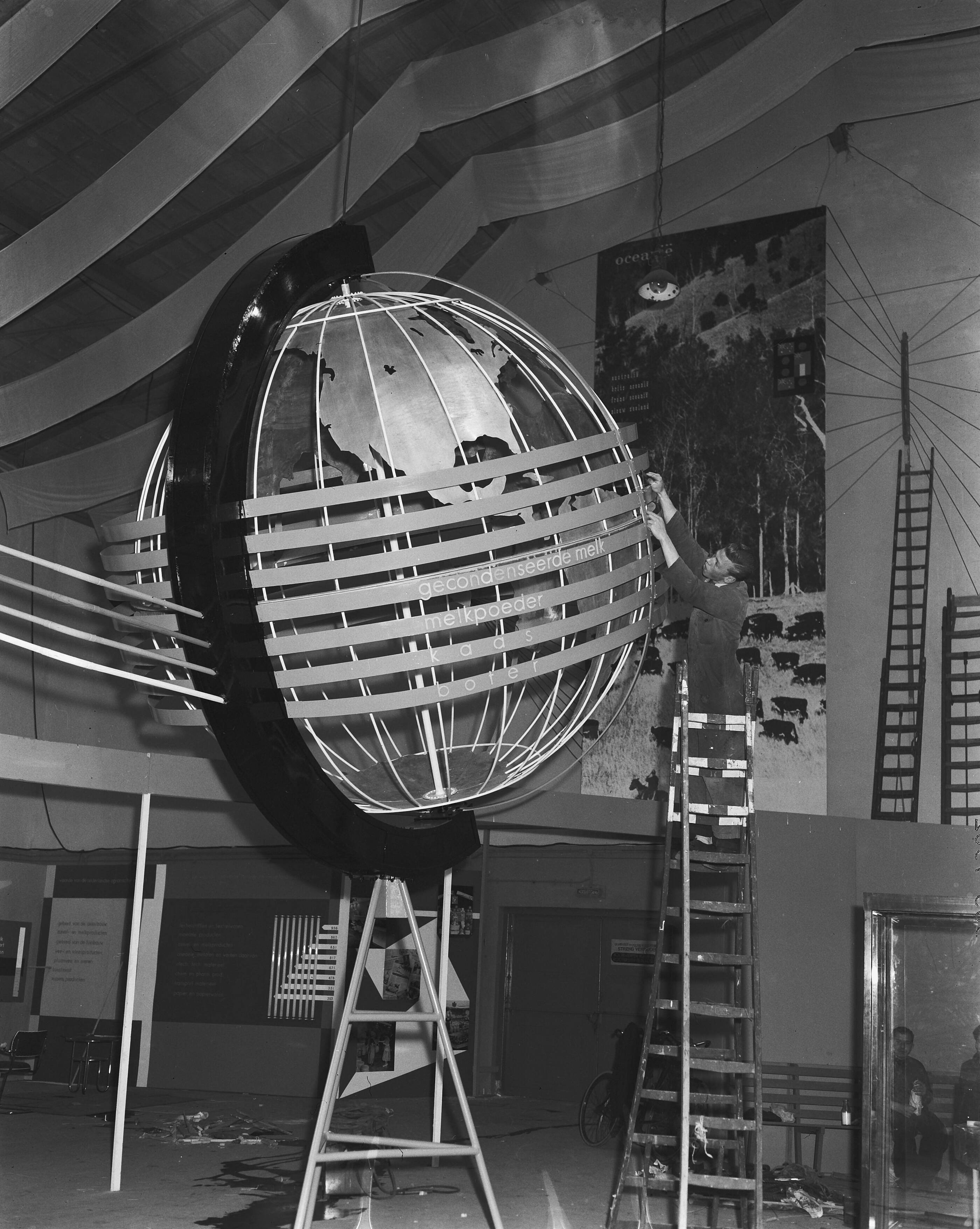 Fotocollectie Anefo — Grote Zuivelshow "De Melkweg" in Den Haag — Foto: Duinen, G.W. van / Anefo. Licentie: Set B: Rechtenvrij / Publiek Domein. Bron: Nationaal Archief. http://hdl.handle.net/10648/a90e130a-d0b4-102d-bcf8-003048976d84
