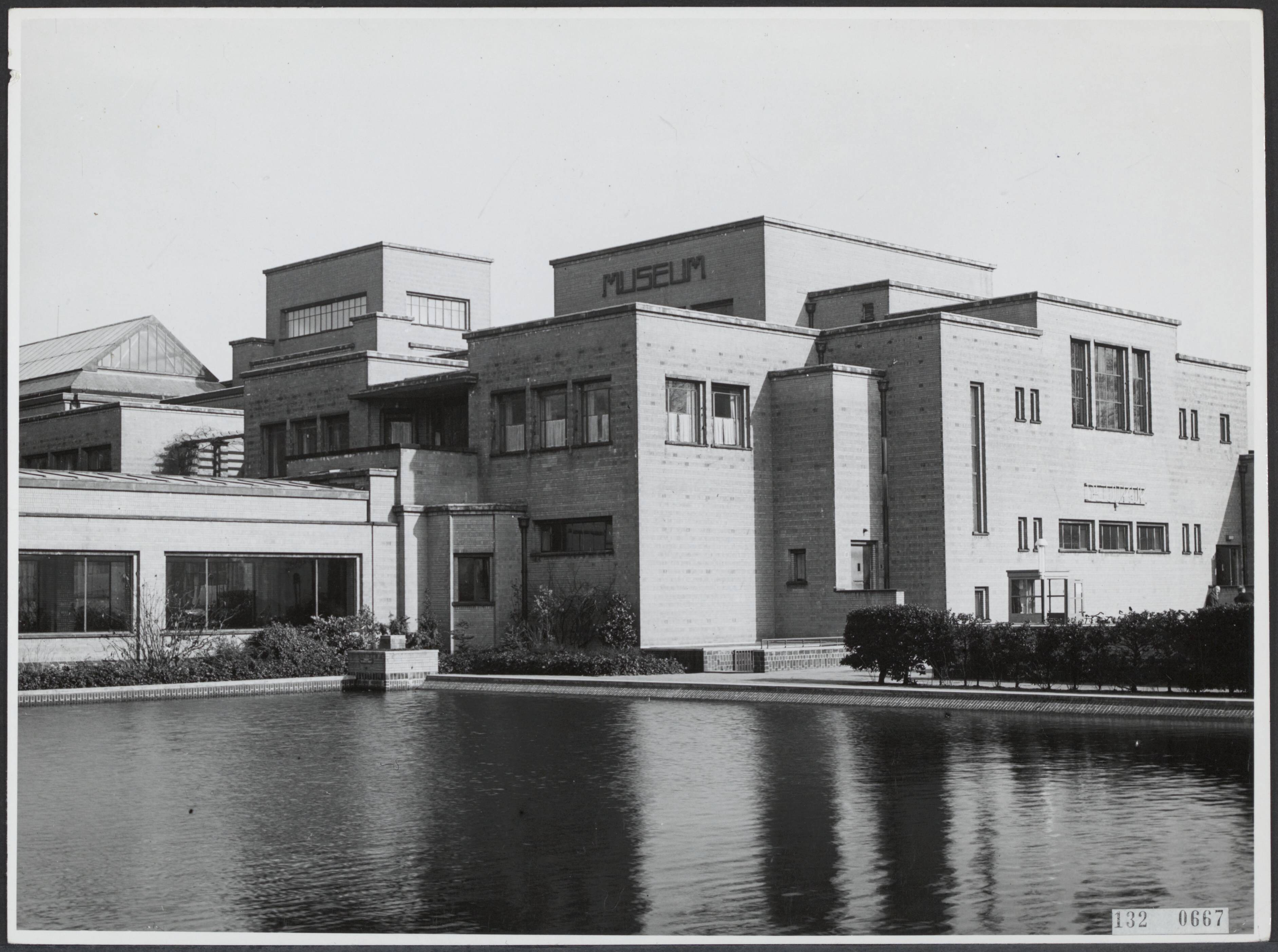 Fotocollectie Rijksvoorlichtingsdienst Eigen — [Gemeentemuseum 's-Gravenhage] — Foto: Fotodienst Gemeente Den Haag. Licentie: Set B: Rechtenvrij / Publiek Domein. Bron: Nationaal Archief. http://hdl.handle.net/10648/af5496f8-d0b4-102d-bcf8-003048976d84