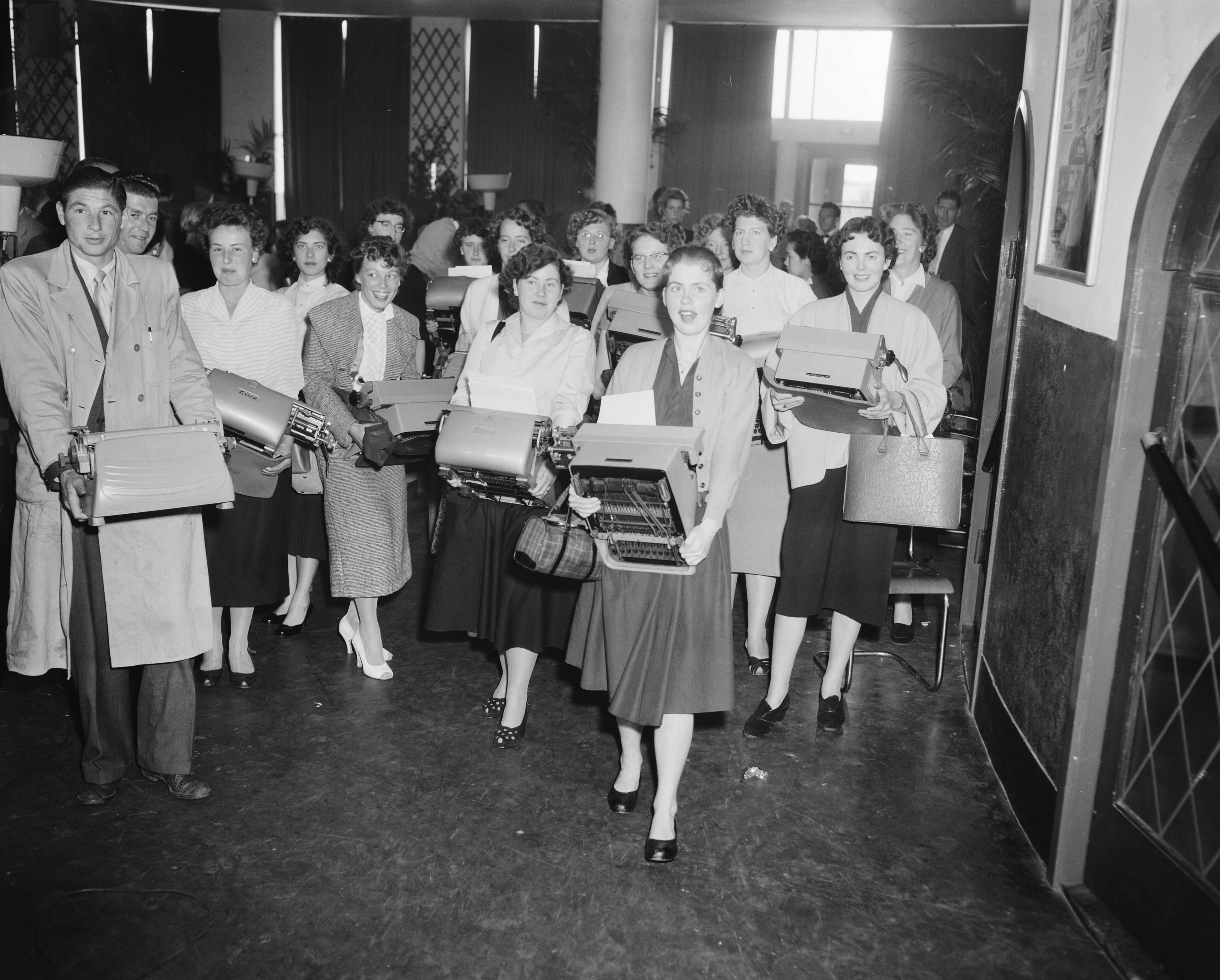 Fotocollectie Anefo — Nationale kampioenschappen typen in Den Haag — Foto: Pot, Harry / Anefo. Licentie: Set B: Rechtenvrij / Publiek Domein. Bron: Nationaal Archief. http://hdl.handle.net/10648/a94fe050-d0b4-102d-bcf8-003048976d84