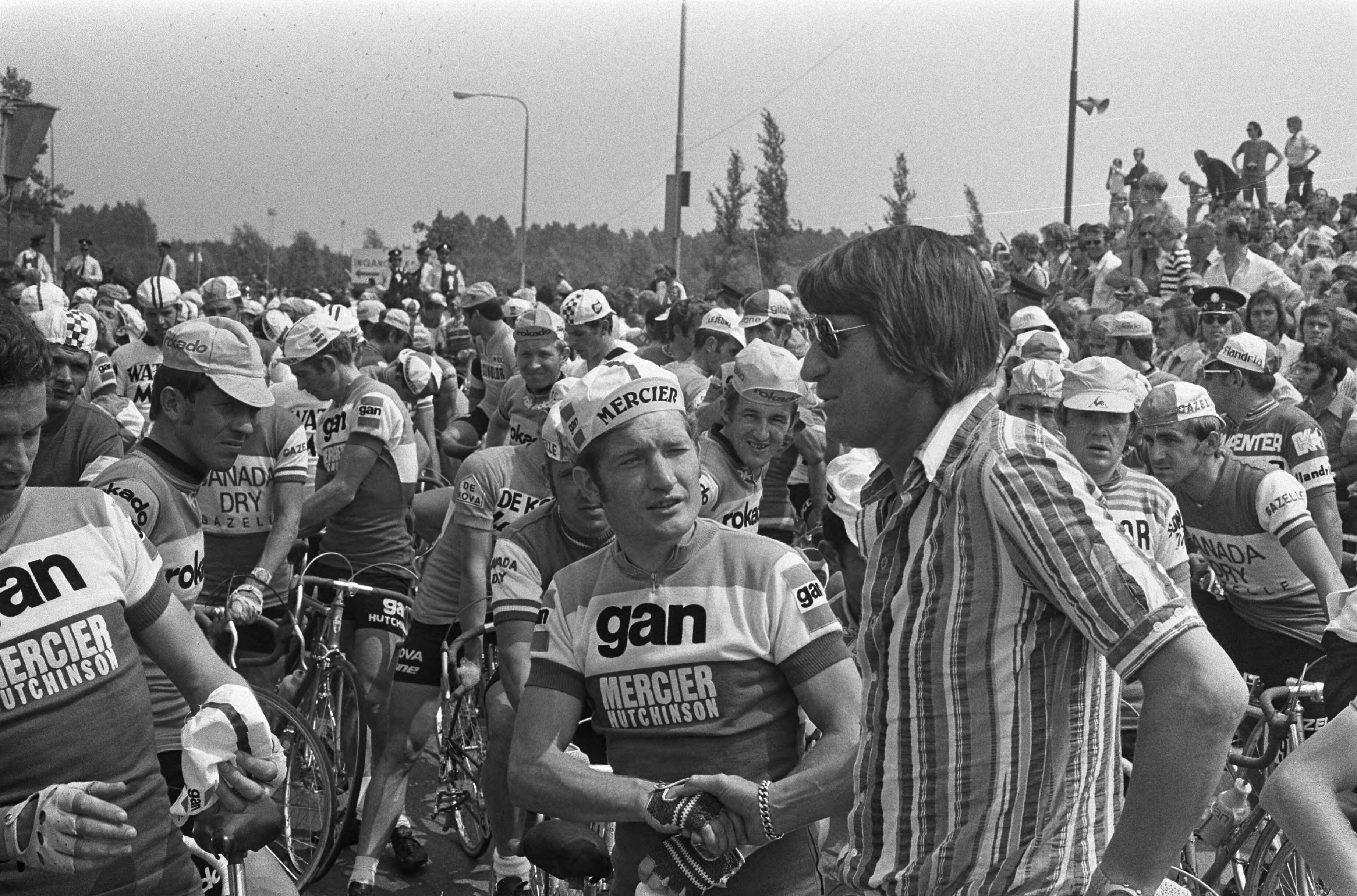 Fotocollectie Anefo — Finish eerste etappe Tour de France, Scheveningen naar Rotterdam. Cyrille Guimard in gesprek met Peter Post — Foto: Verhoeff, Bert / Anefo. Licentie: Set B: Rechtenvrij / Publiek Domein. Bron: Nationaal Archief. http://hdl.handle.net/10648/ac309b20-d0b4-102d-bcf8-003048976d84