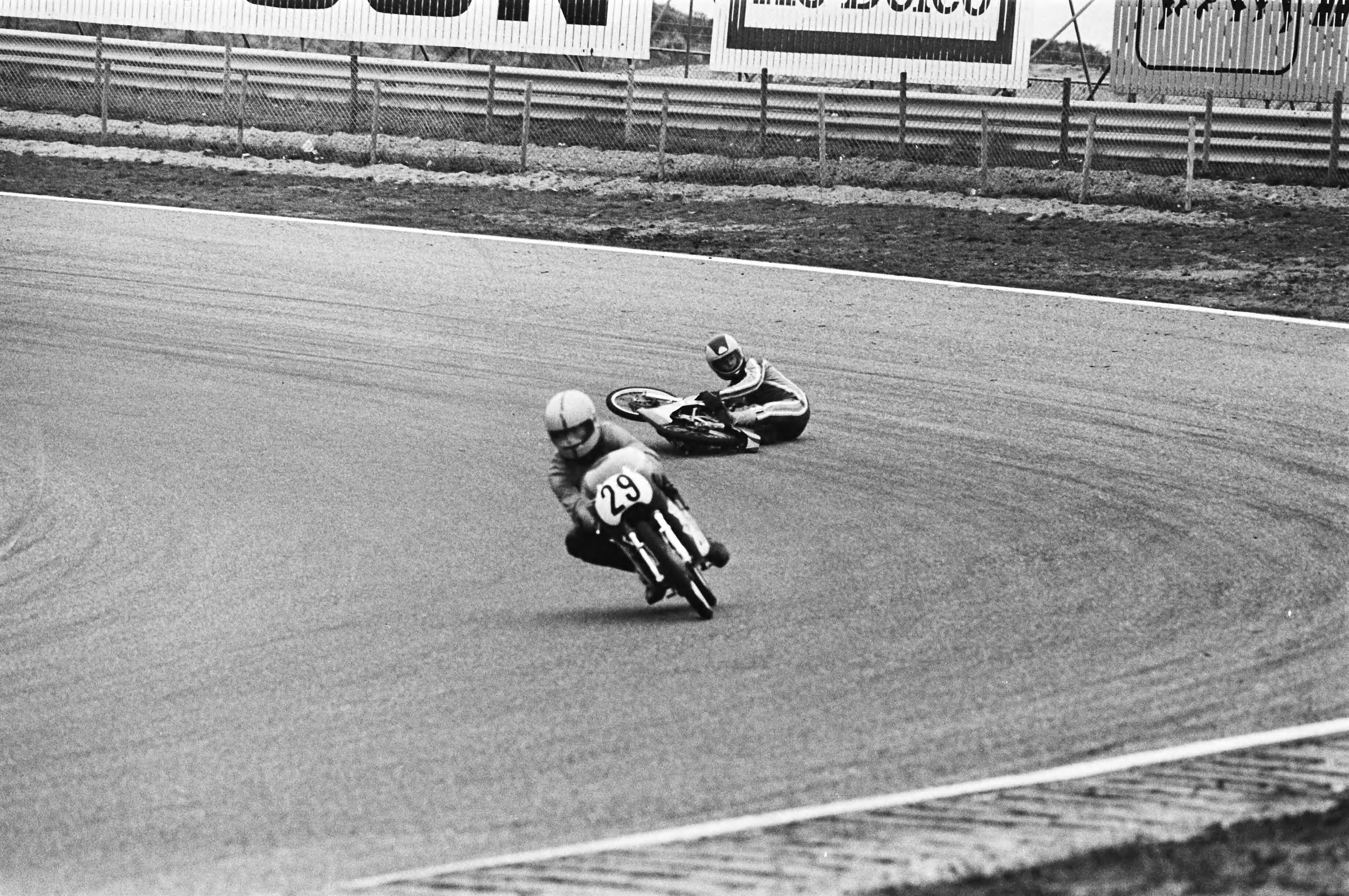 Motorraces op Zandvoort — Valpartijtje — Foto: Suyk, Koen / Anefo. Licentie: Set B: Rechtenvrij / Publiek Domein. Bron: Nationaal Archief. http://hdl.handle.net/10648/acc87d14-d0b4-102d-bcf8-003048976d84