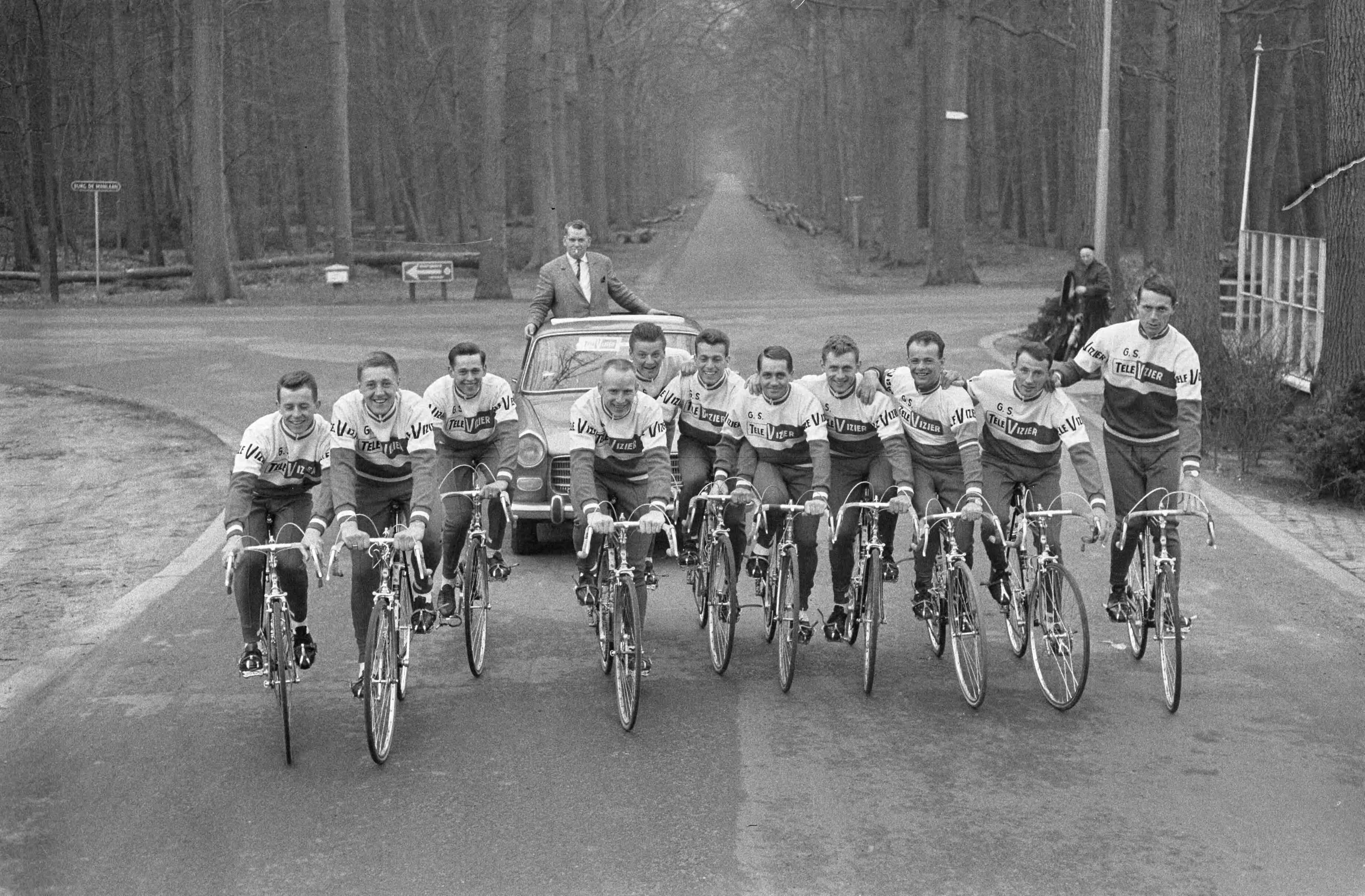 Fotocollectie Anefo — Nederlandse wielerploeg voor Tour de France 1964 gepresenteerd, tijdens een trainingsrit bij Breda, met in de volgauto ploegleider Kees Pellenaars — Foto: Pot, Harry / Anefo. Licentie: Set B: Rechtenvrij / Publiek Domein. Bron: Nationaal Archief. http://hdl.handle.net/10648/aa60dd50-d0b4-102d-bcf8-003048976d84