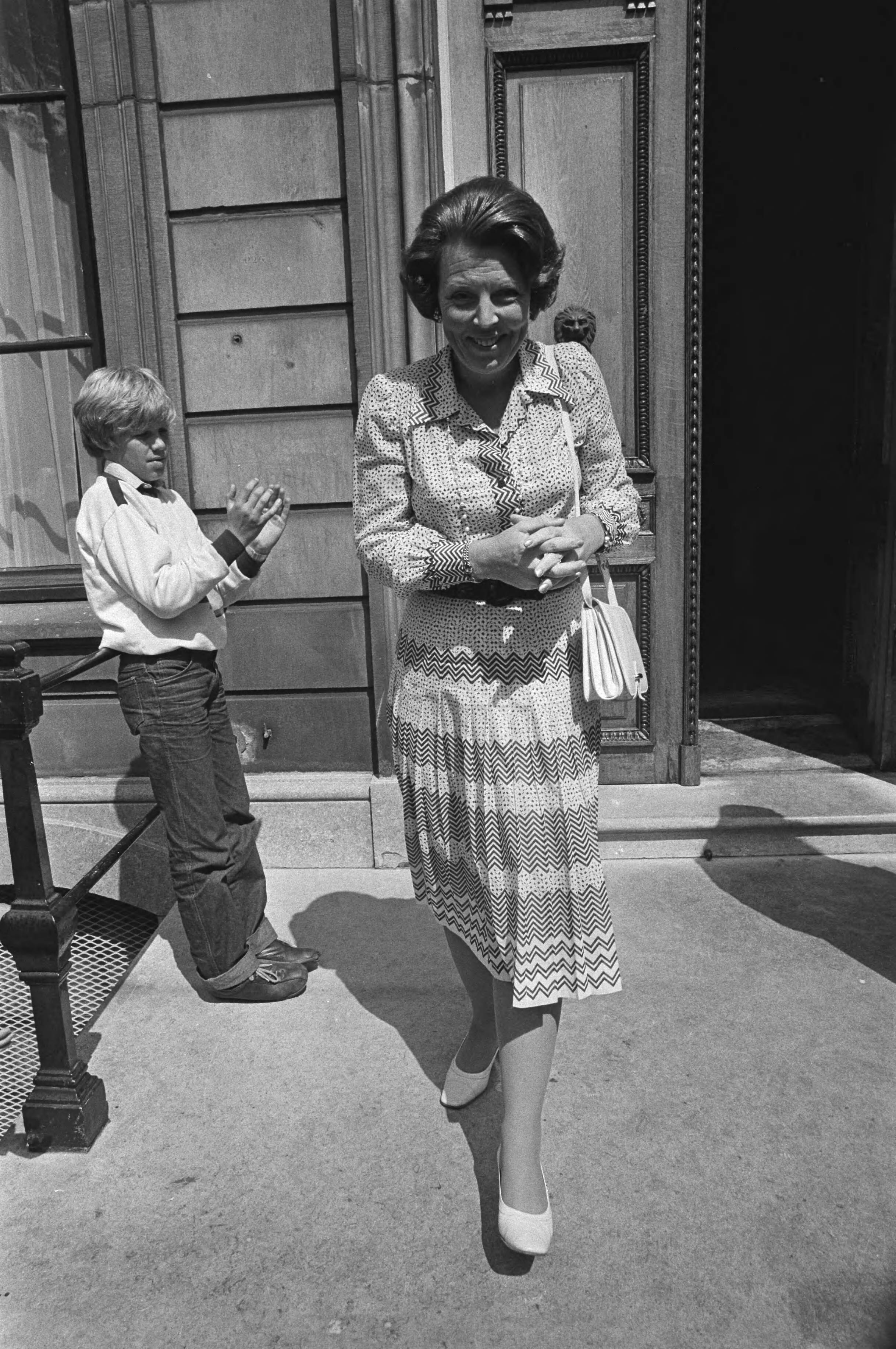 Fotocollectie Anefo — Informateurs hebben onderhoud gehad met Koningin Beatrix bij Paleis Lange Voorhout in Den Haag ; Beatrix verlaat Paleis Lange Voorhout — Foto: Antonisse, Marcel / Anefo. Licentie: Set B: Rechtenvrij / Publiek Domein. Bron: Nationaal Archief. http://hdl.handle.net/10648/ad0077d2-d0b4-102d-bcf8-003048976d84