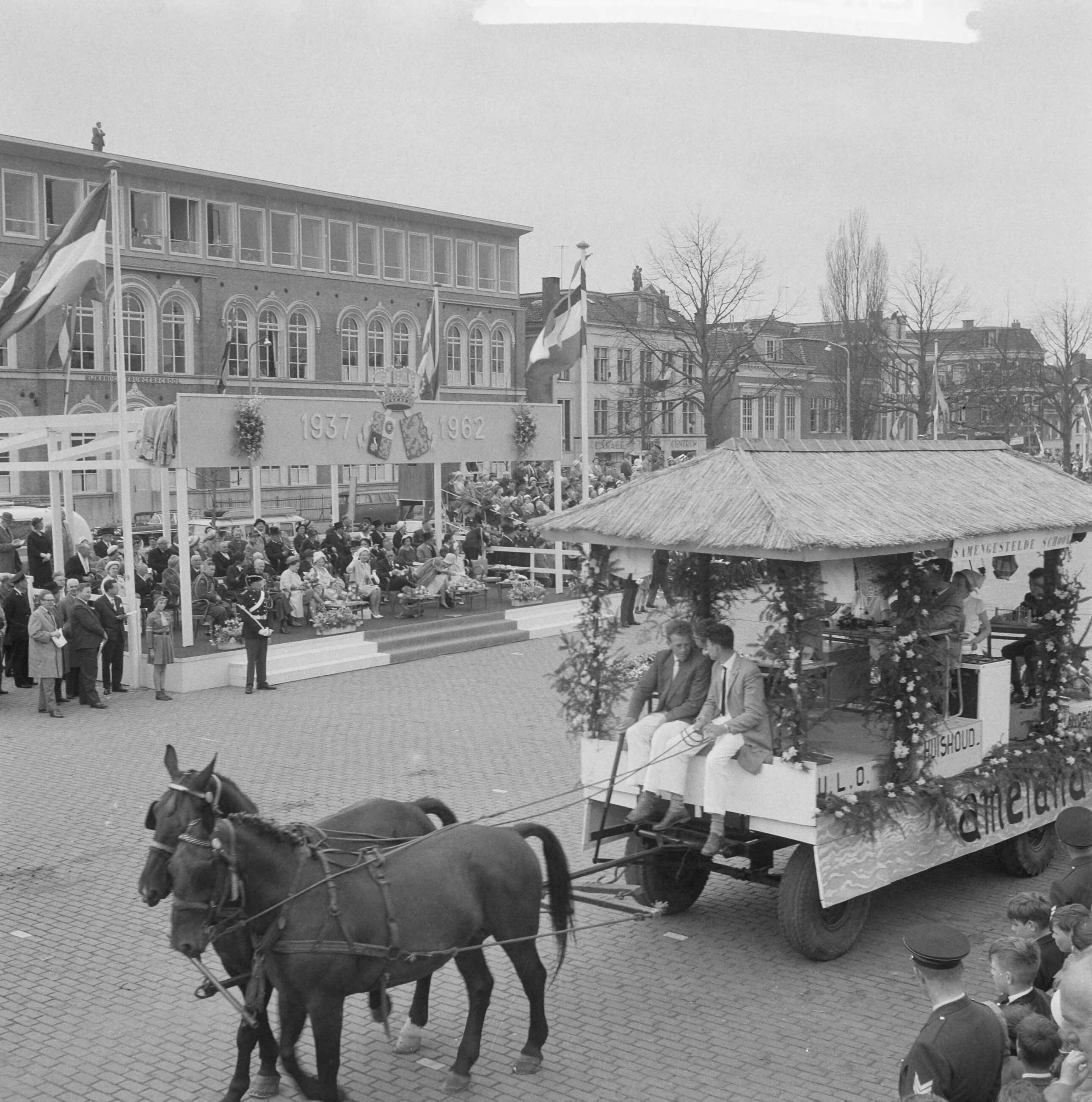 Koninklijk bezoek aan Groningen en Friesland (1962) — Koninklijk bezoek aan Leeuwarden — Foto: Merk, Ben / Anefo. Licentie: Set B: Rechtenvrij / Publiek Domein. Bron: Nationaal Archief. http://hdl.handle.net/10648/aa071914-d0b4-102d-bcf8-003048976d84