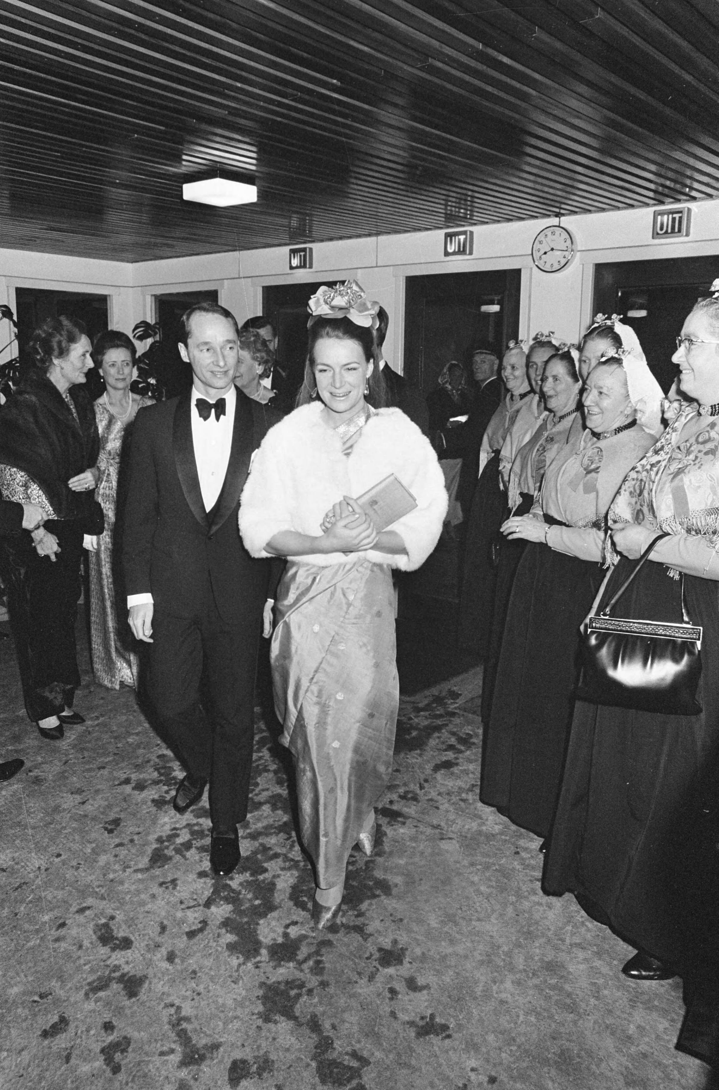 Fotocollectie Anefo — Feestelijke voorstelling in circusgebouw te Scheveningen, prinses Irene en Hugo Carlos — Foto: Kroon, Ron / Anefo. Licentie: Set B: Rechtenvrij / Publiek Domein. Bron: Nationaal Archief. http://hdl.handle.net/10648/ab0b600e-d0b4-102d-bcf8-003048976d84