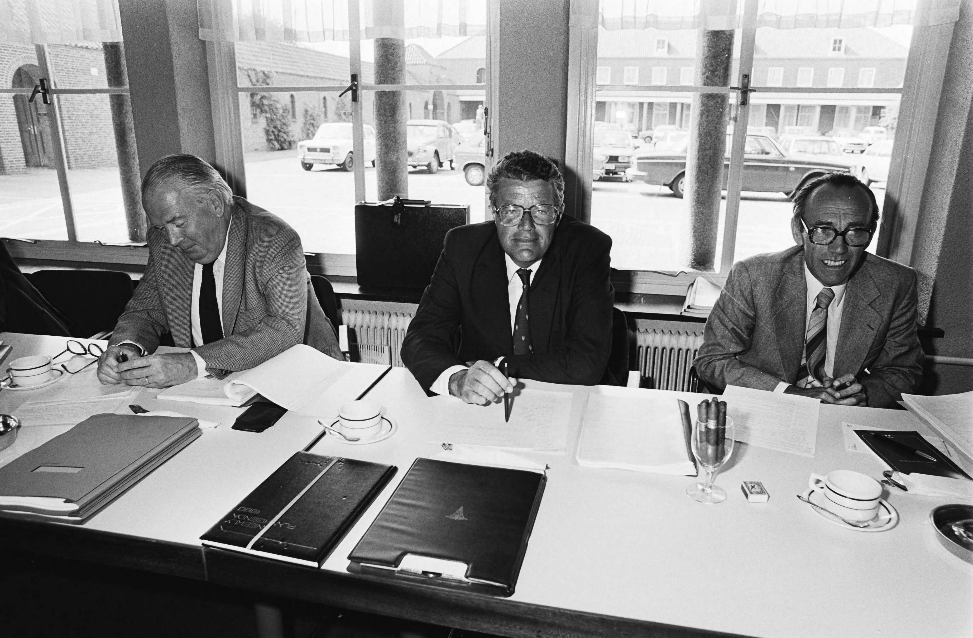 Problemen hartkliniek De Klokkenberg te Breda — Gesprek tussen v.l.n.r. directeur Keagelaar, bemiddelaar prof. J. Greep en bestuurslid Enneking — Foto: Antonisse, Marcel / Anefo. Licentie: Set B: Rechtenvrij / Publiek Domein. Bron: Nationaal Archief. http://hdl.handle.net/10648/ace5d95e-d0b4-102d-bcf8-003048976d84