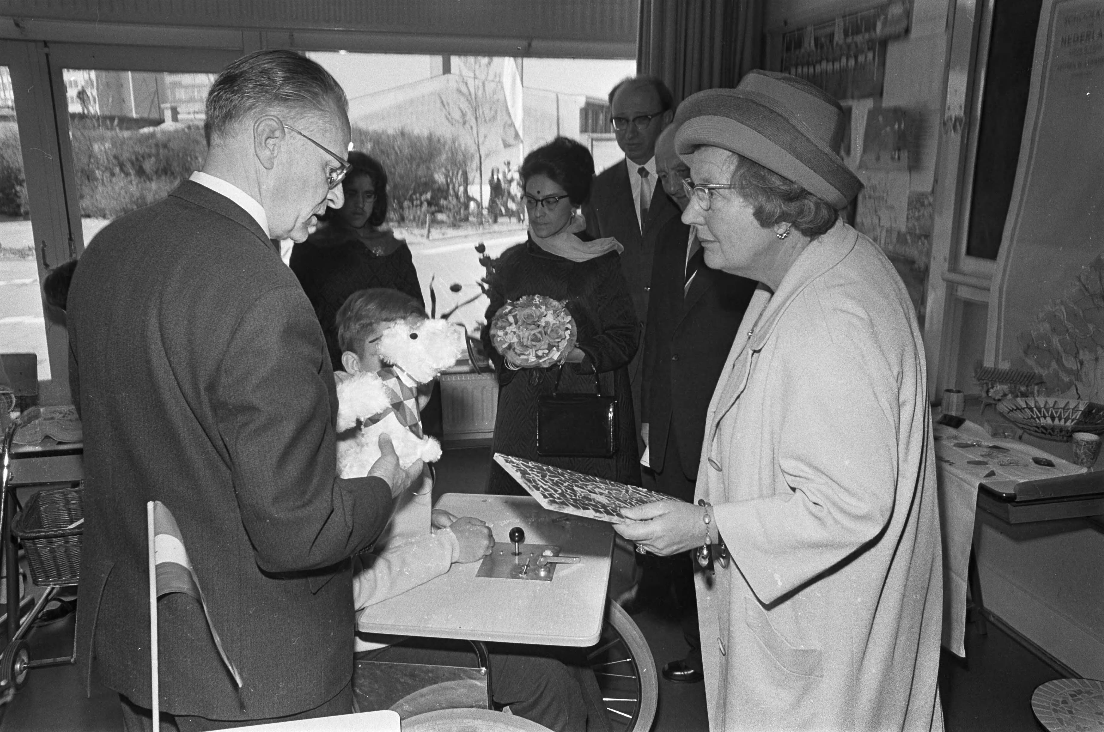 Fotocollectie Anefo — Bezoek Koning en Koningin van Nepal aan Den Haag — Foto: Nijs, Jac. de / Anefo. Licentie: Set B: Rechtenvrij / Publiek Domein. Bron: Nationaal Archief. http://hdl.handle.net/10648/ab16f61c-d0b4-102d-bcf8-003048976d84