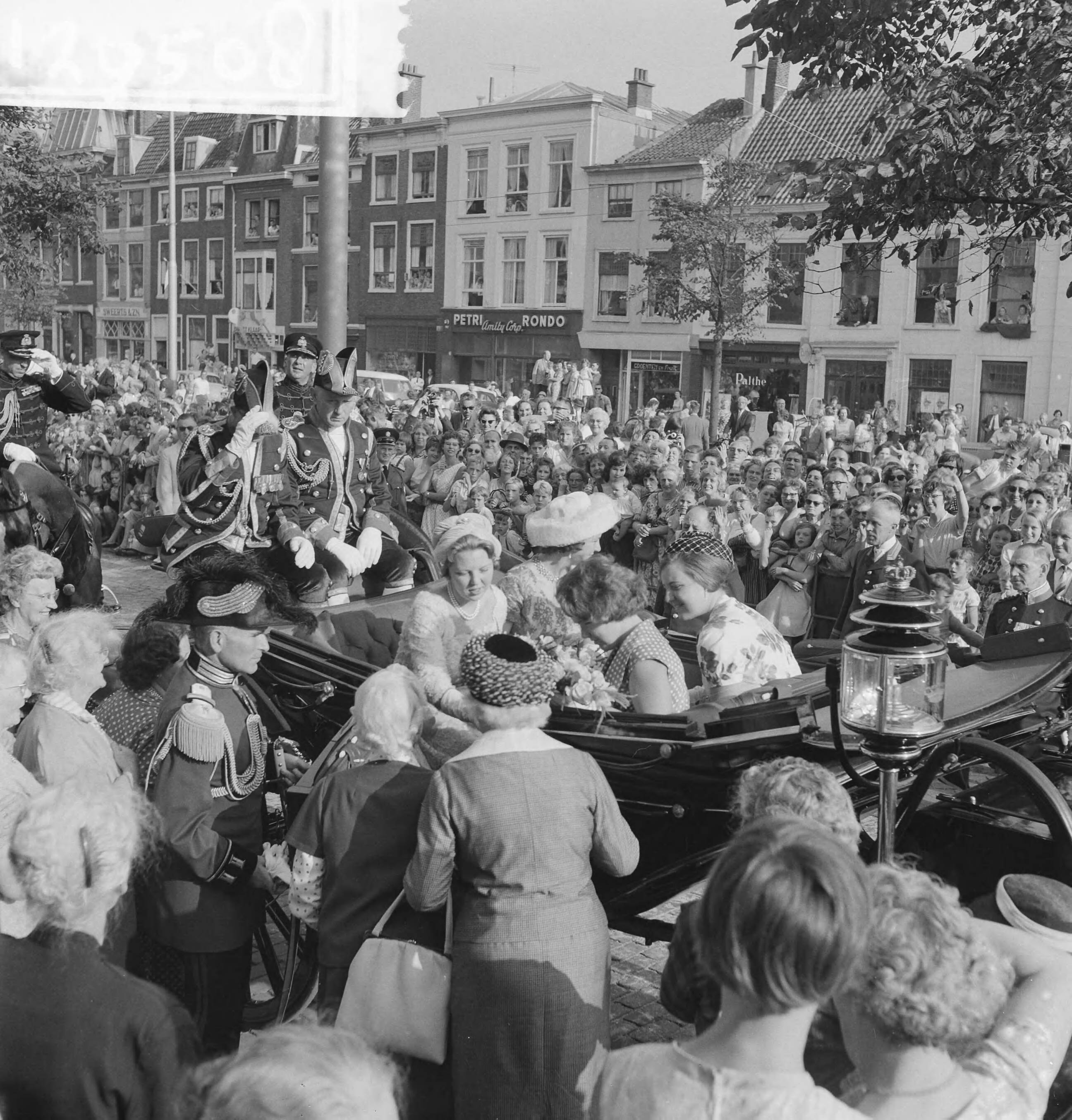 Prinsjesdag 1961 — Opening Staten-Generaal. Rijtoer door Den Haag. Hulde voor prinsessen — Foto: Koch, Eric / Anefo. Licentie: Set B: Rechtenvrij / Publiek Domein. Bron: Nationaal Archief. http://hdl.handle.net/10648/a9e308d0-d0b4-102d-bcf8-003048976d84
